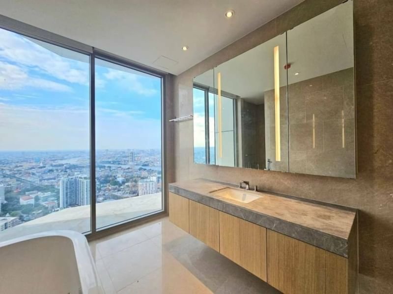 Spacious 4-bedroom, 6-bathroom duplex at Magnolias Waterfront Residences, 300 sqm, fully furnished, high floor with panoramic river and city views, next to ICONSIAM.
