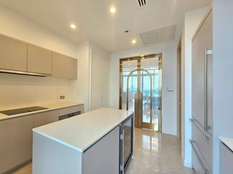 Spacious 4-bedroom, 6-bathroom duplex at Magnolias Waterfront Residences, 300 sqm, fully furnished, high floor with panoramic river and city views, next to ICONSIAM.