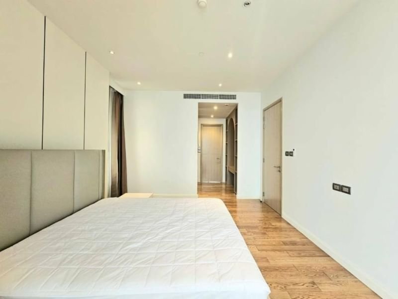 Spacious 4-bedroom, 6-bathroom duplex at Magnolias Waterfront Residences, 300 sqm, fully furnished, high floor with panoramic river and city views, next to ICONSIAM.