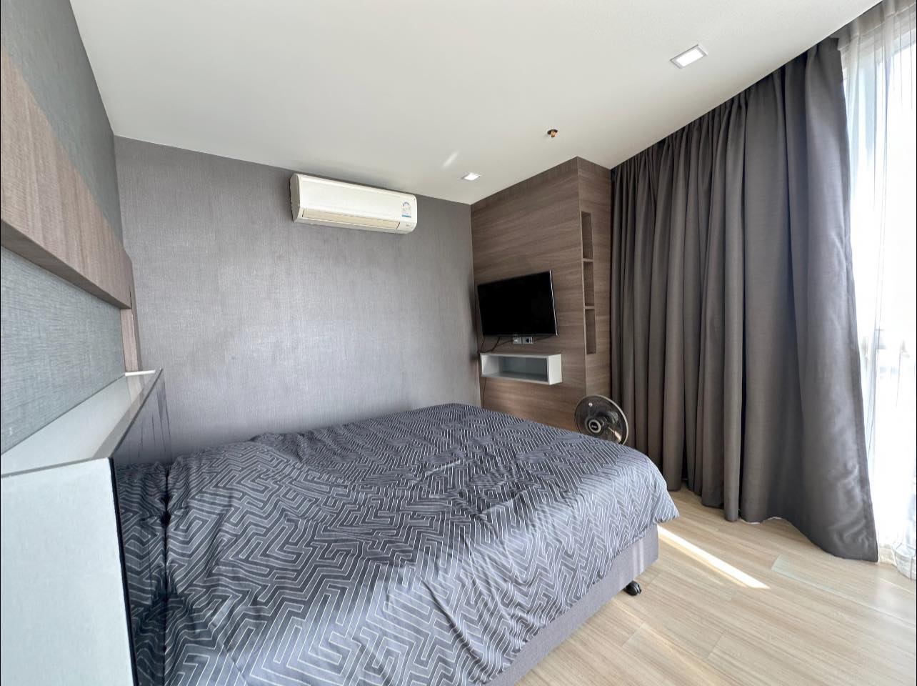 1-Bedroom 1-Bathroom 54sqm Sky Walk Residences for Rent 40K THB, Near BTS Phra Khanong, Fully Furnished, Modern Condo in Vibrant Phra Khanong