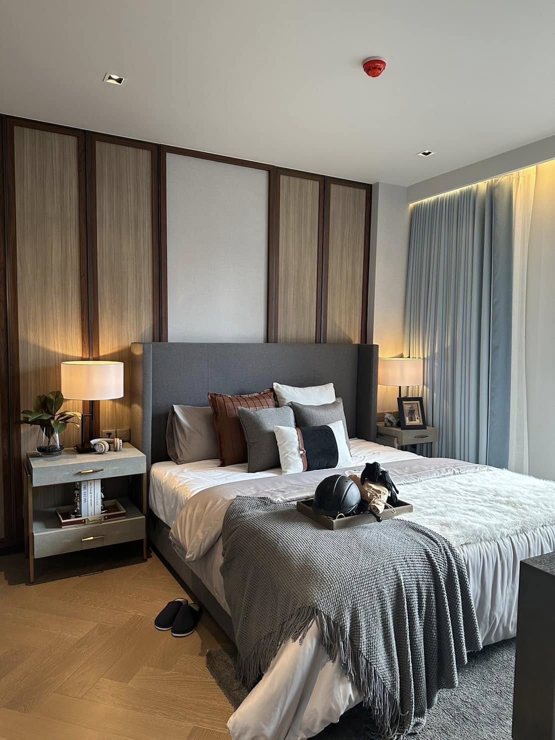 Modern 2-bedroom, 2-bathroom condo at The Reserve 61 Hideaway, 120 sqm, fully furnished with high-end decor, private balcony, and luxury facilities in Thonglor.
