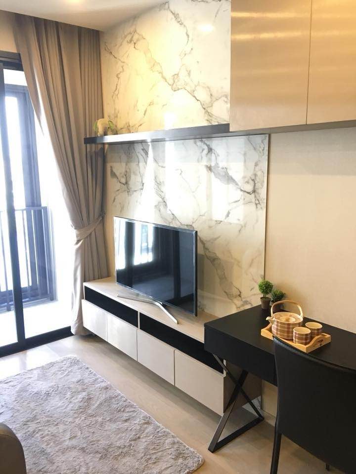 Luxury 1-bedroom condo at Ashton Asoke, 34 sqm, 14th floor, featuring modern furnishings, built-in furniture, and a garden view near MRT Sukhumvit & BTS Asoke.