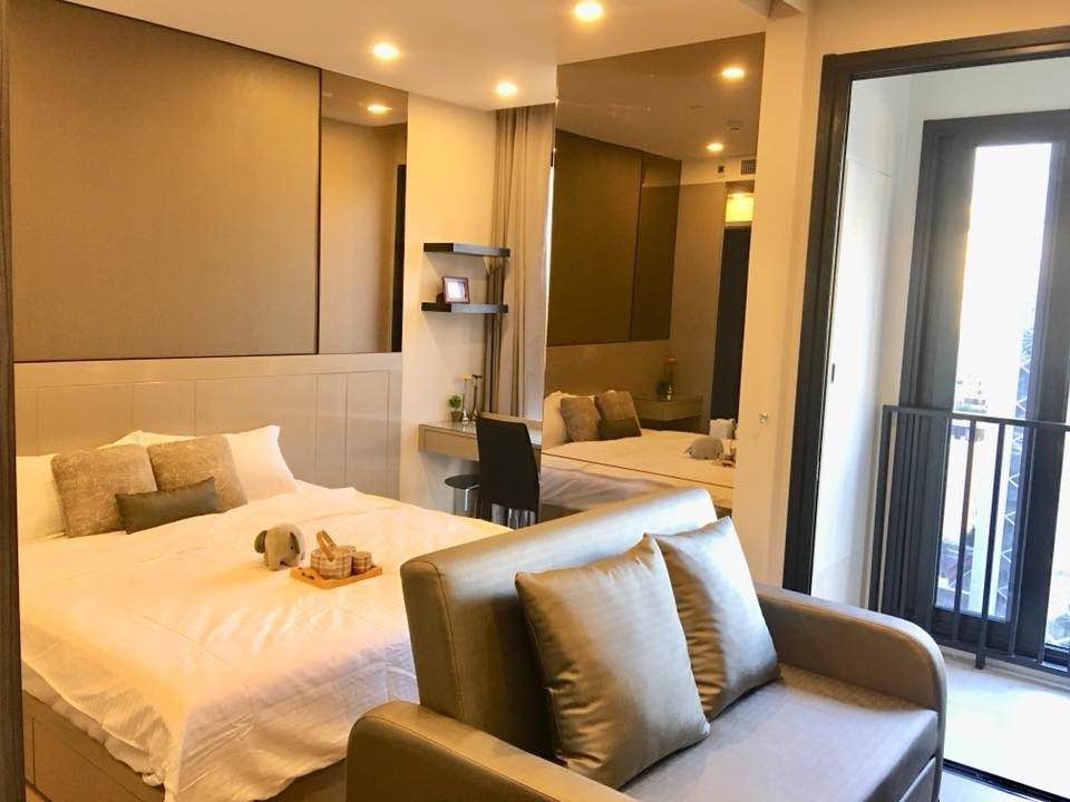 Luxury 1-bedroom condo at Ashton Asoke, 34 sqm, 14th floor, featuring modern furnishings, built-in furniture, and a garden view near MRT Sukhumvit & BTS Asoke.
