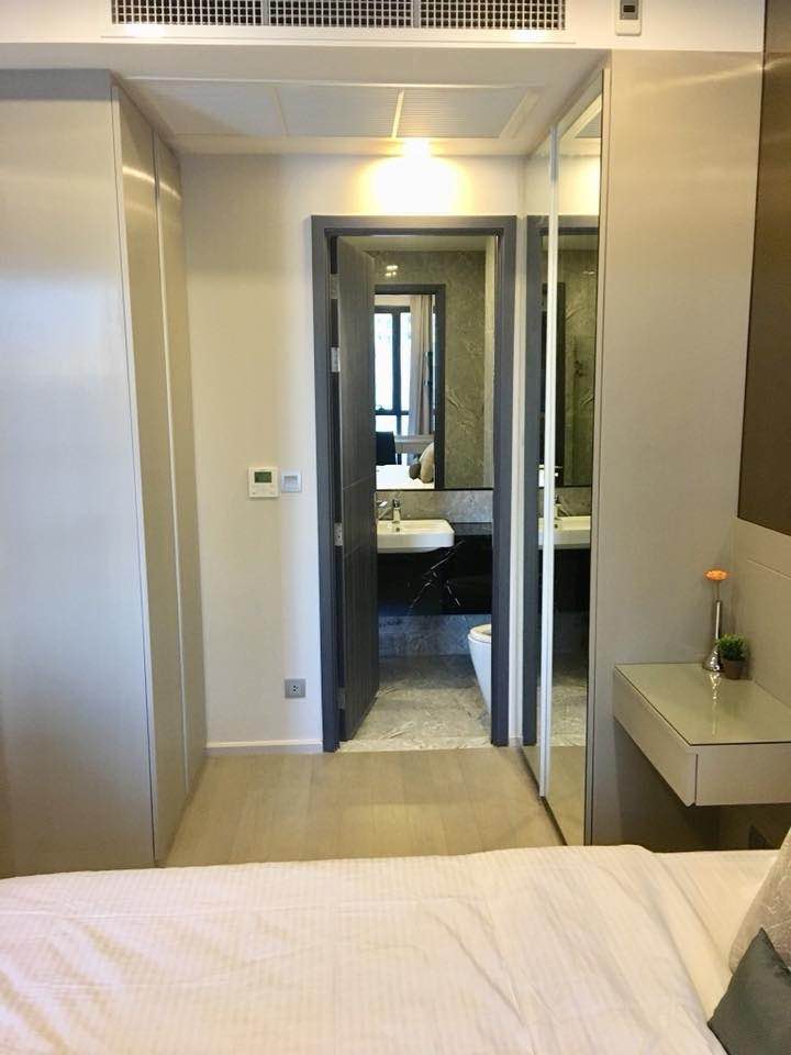 Luxury 1-bedroom condo at Ashton Asoke, 34 sqm, 14th floor, featuring modern furnishings, built-in furniture, and a garden view near MRT Sukhumvit & BTS Asoke.