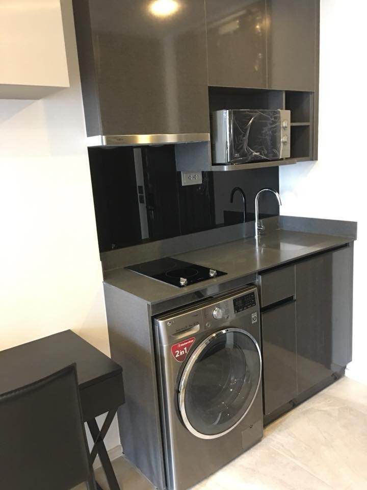 Luxury 1-bedroom condo at Ashton Asoke, 34 sqm, 14th floor, featuring modern furnishings, built-in furniture, and a garden view near MRT Sukhumvit & BTS Asoke.