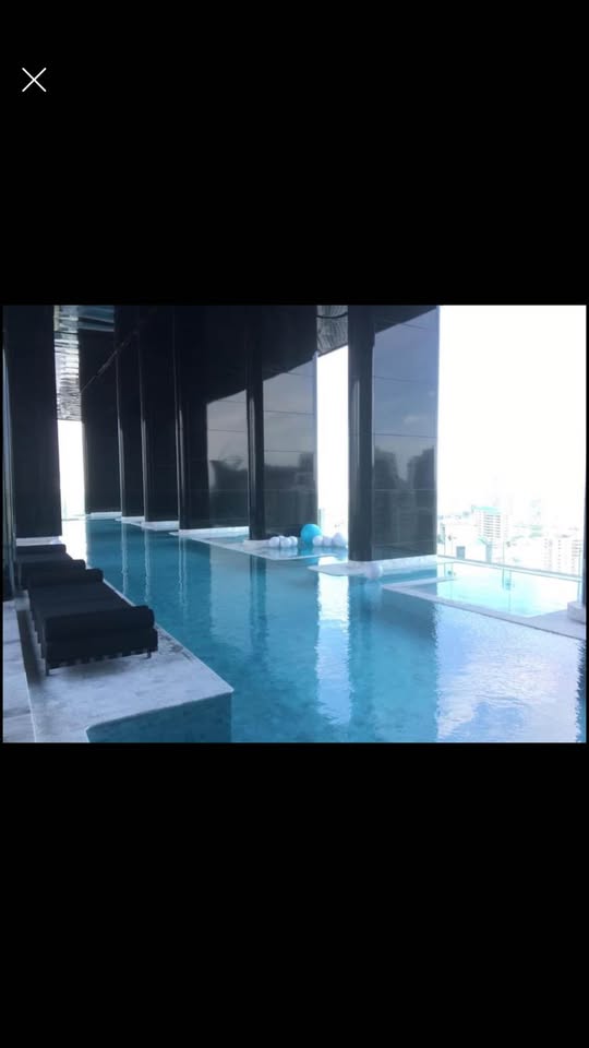 Luxury 1-bedroom condo at Ashton Asoke, 34 sqm, 14th floor, featuring modern furnishings, built-in furniture, and a garden view near MRT Sukhumvit & BTS Asoke.