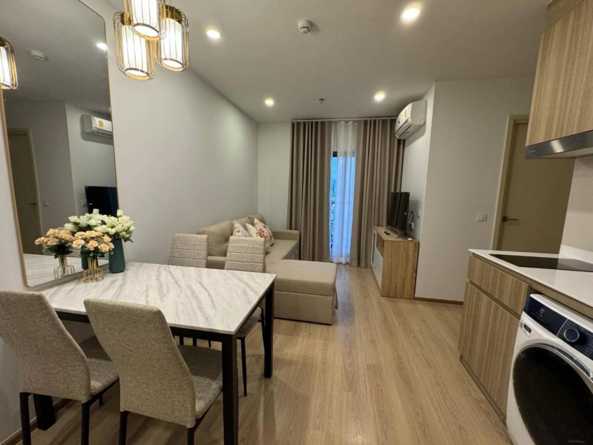 Luxury 2-bedroom, 1-bathroom condo at Life Rama 4-Asoke, 48 sqm, fully furnished with modern decor, high-end appliances, and excellent facilities near MRT Queen Sirikit.