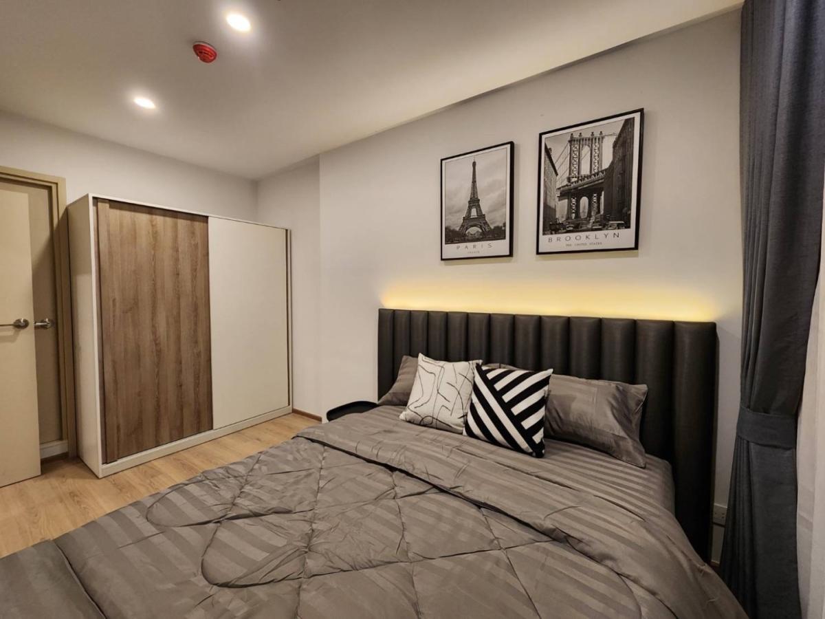 Luxury 2-bedroom, 1-bathroom condo at Life Rama 4-Asoke, 48 sqm, fully furnished with modern decor, high-end appliances, and excellent facilities near MRT Queen Sirikit.