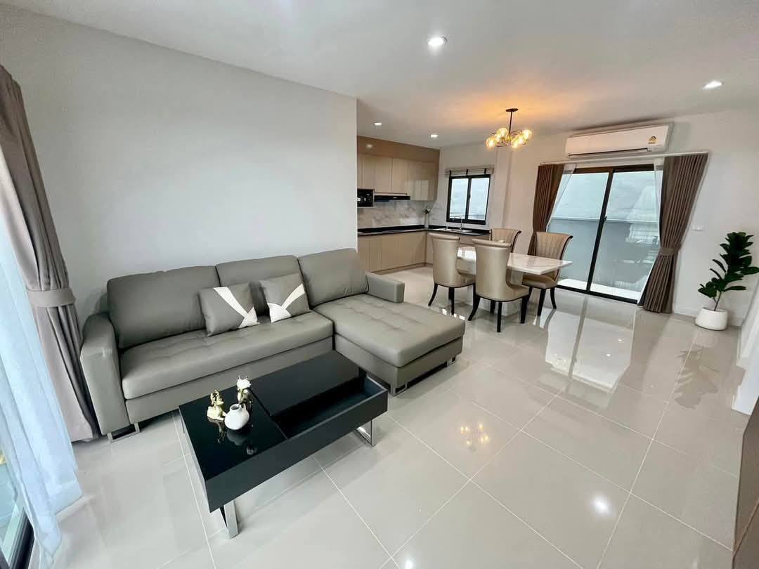 Exterior view of a modern 3-bedroom townhome in Grande Pleno Sukhumvit-Bangna.