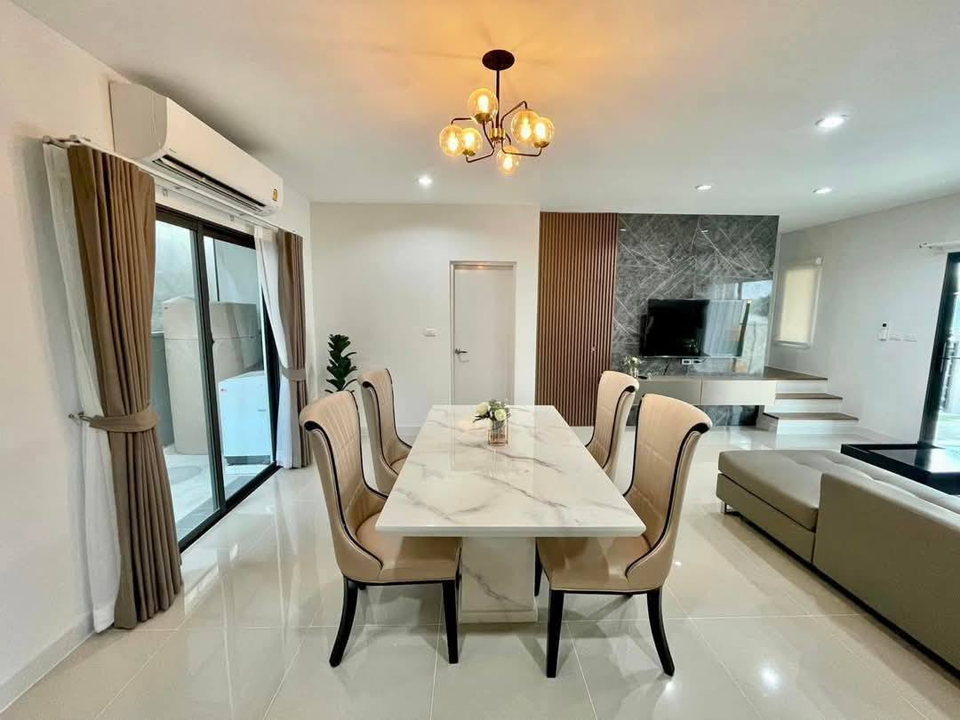 Exterior view of a modern 3-bedroom townhome in Grande Pleno Sukhumvit-Bangna.