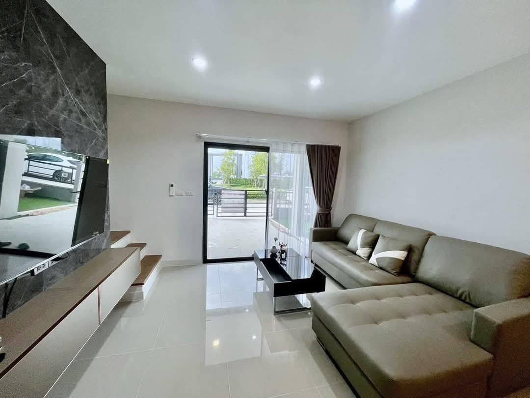 Exterior view of a modern 3-bedroom townhome in Grande Pleno Sukhumvit-Bangna.