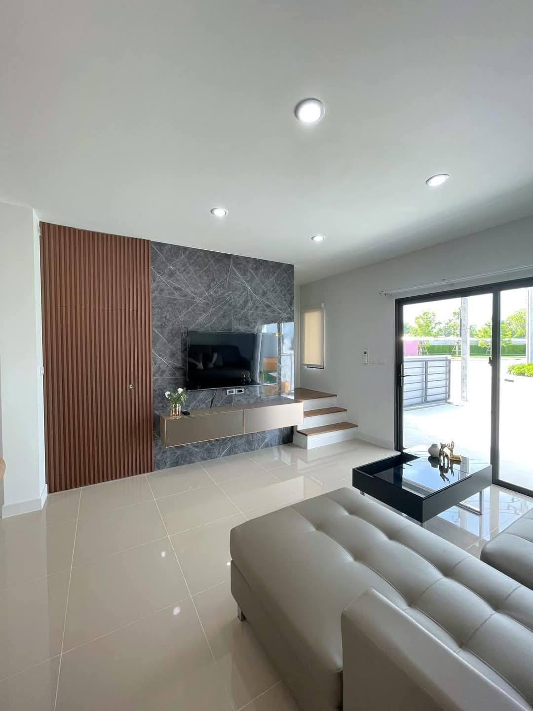 Exterior view of a modern 3-bedroom townhome in Grande Pleno Sukhumvit-Bangna.
