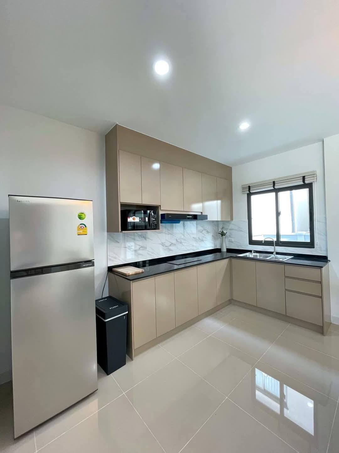 Exterior view of a modern 3-bedroom townhome in Grande Pleno Sukhumvit-Bangna.