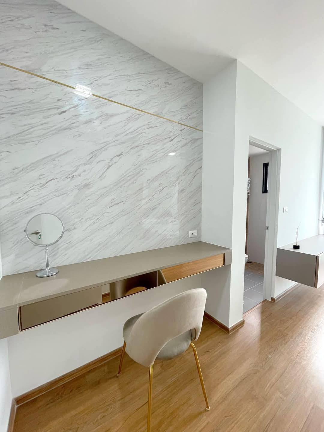 Exterior view of a modern 3-bedroom townhome in Grande Pleno Sukhumvit-Bangna.