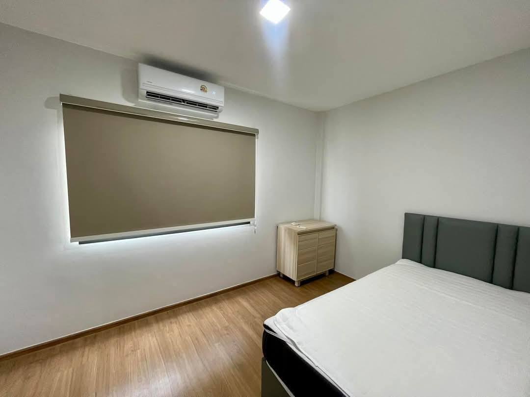 Exterior view of a modern 3-bedroom townhome in Grande Pleno Sukhumvit-Bangna.
