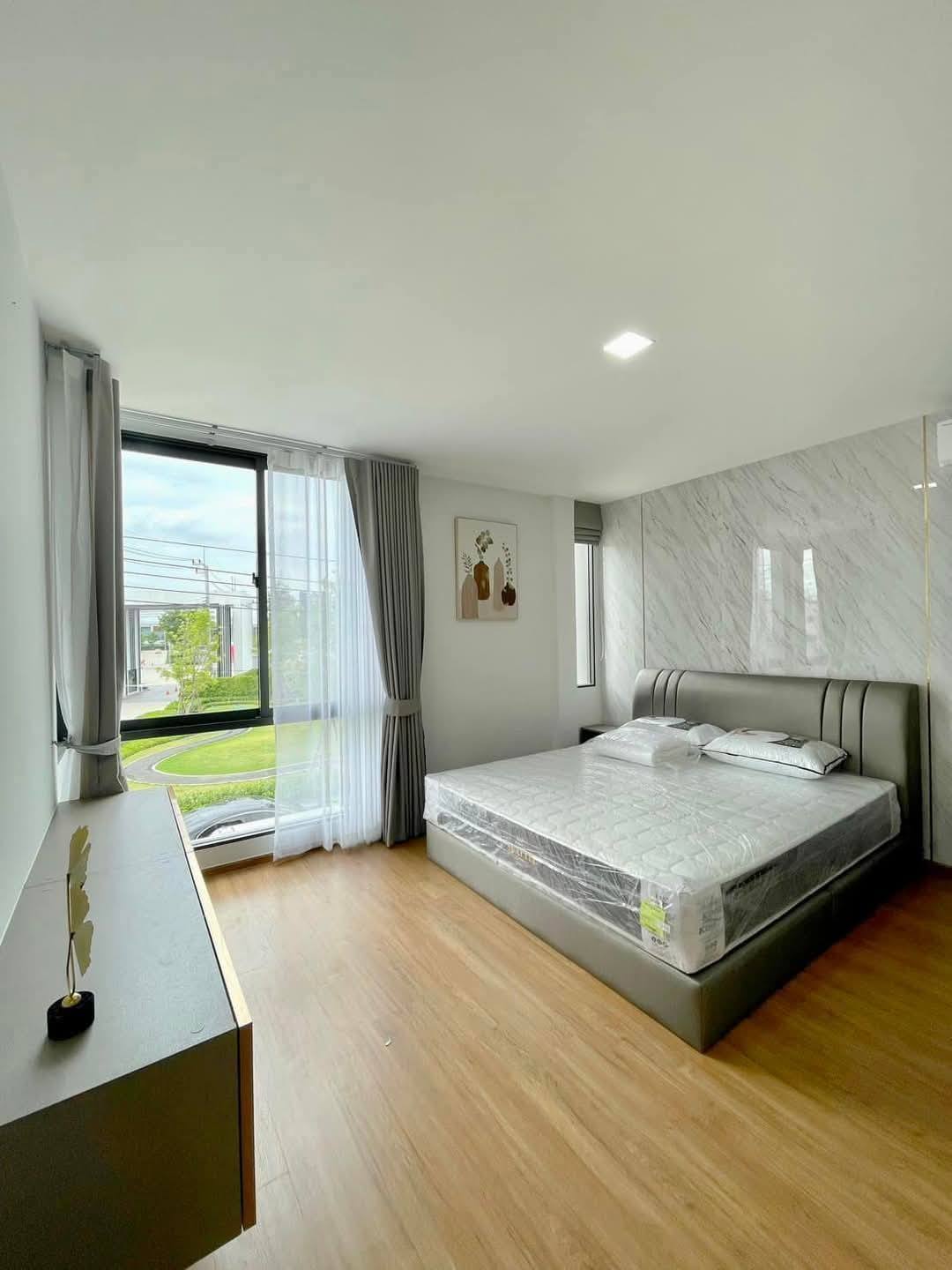 Exterior view of a modern 3-bedroom townhome in Grande Pleno Sukhumvit-Bangna.