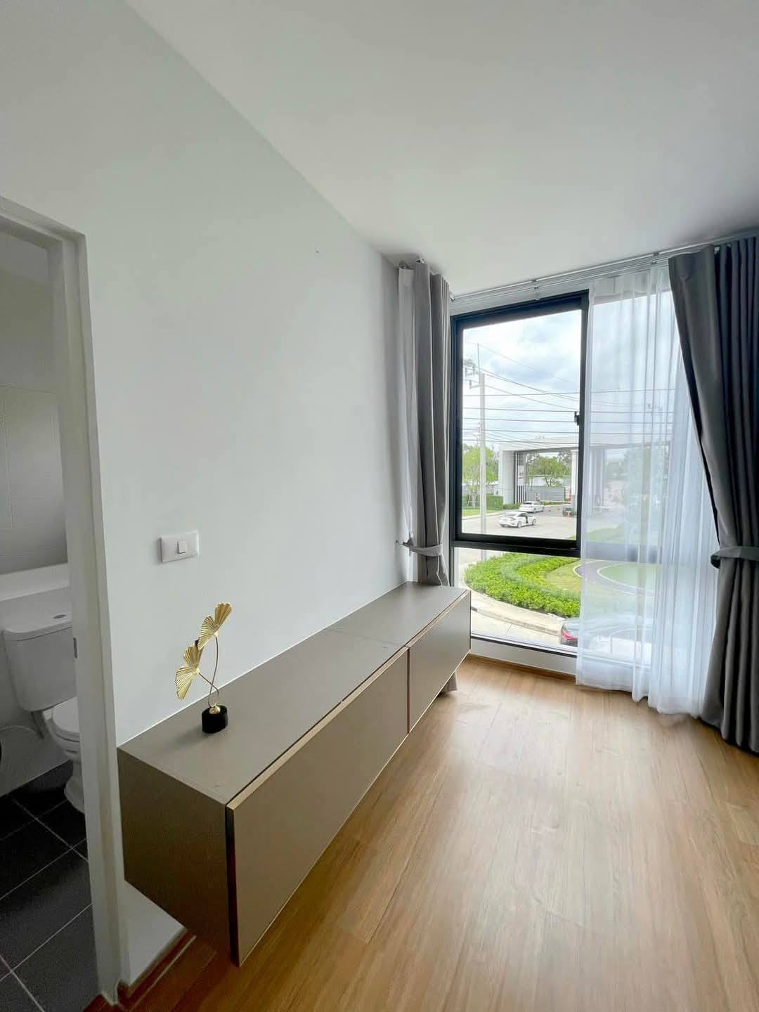 Exterior view of a modern 3-bedroom townhome in Grande Pleno Sukhumvit-Bangna.