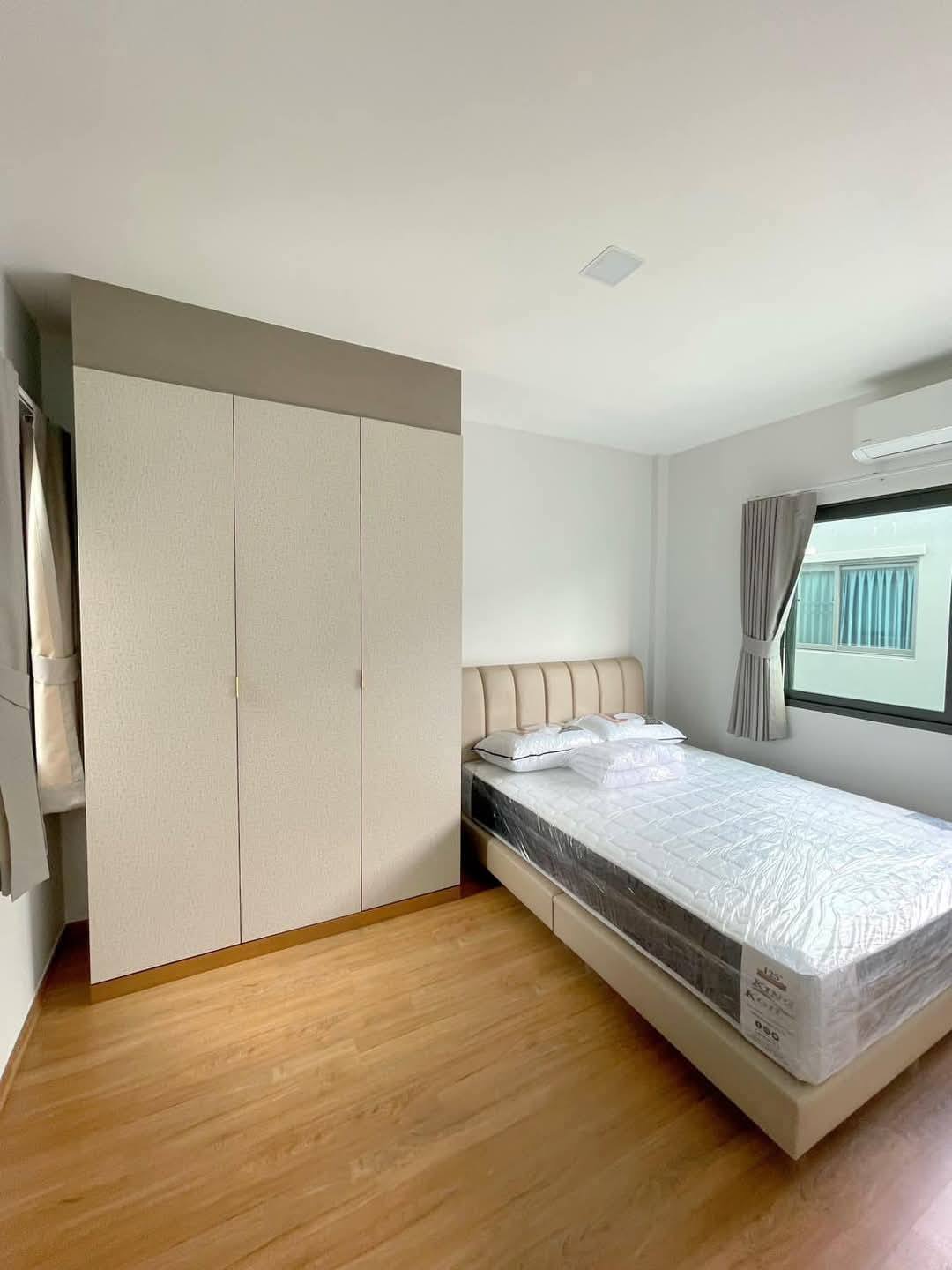 Exterior view of a modern 3-bedroom townhome in Grande Pleno Sukhumvit-Bangna.