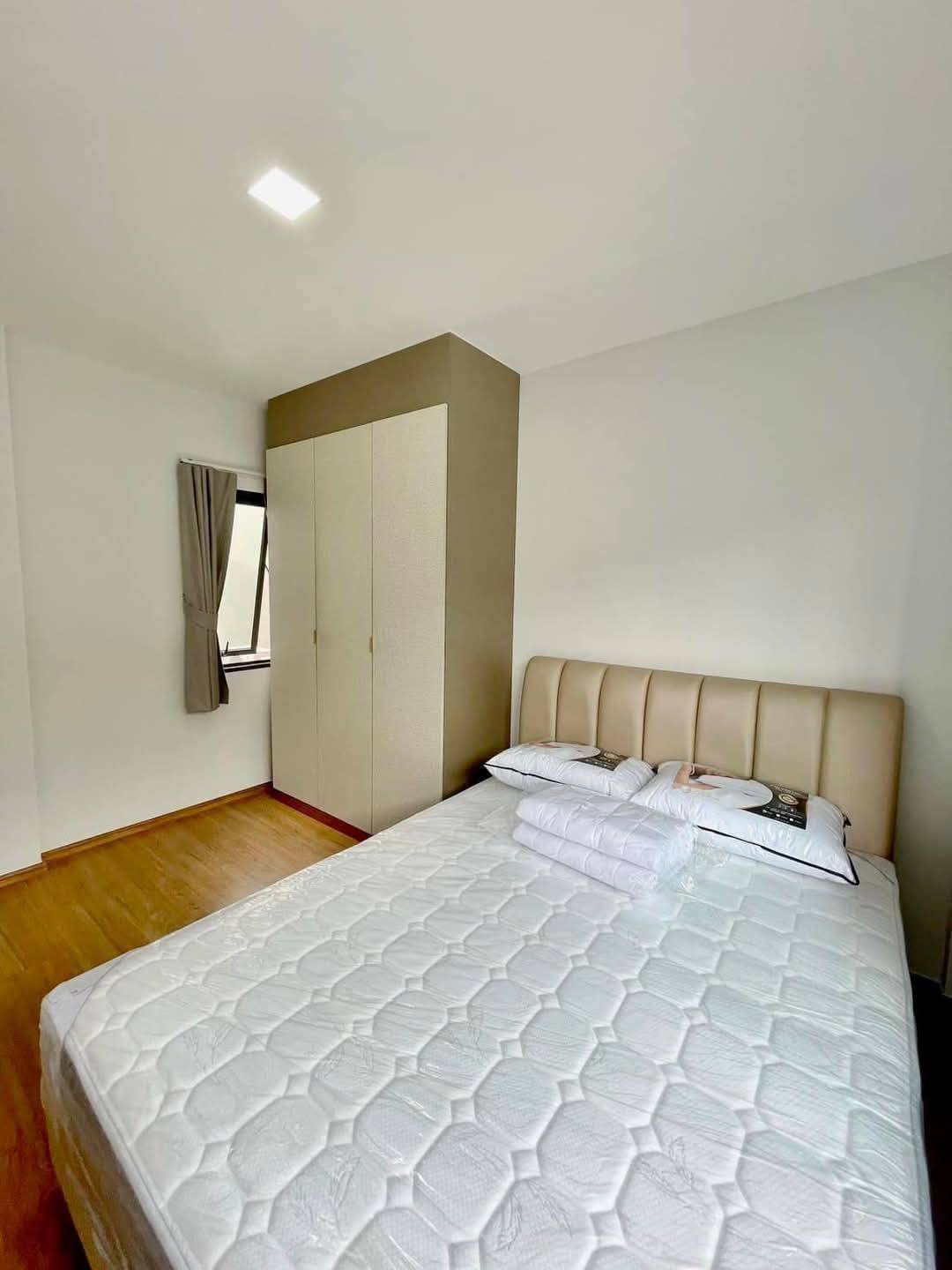 Exterior view of a modern 3-bedroom townhome in Grande Pleno Sukhumvit-Bangna.