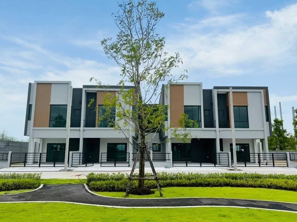 Exterior view of a modern 3-bedroom townhome in Grande Pleno Sukhumvit-Bangna.