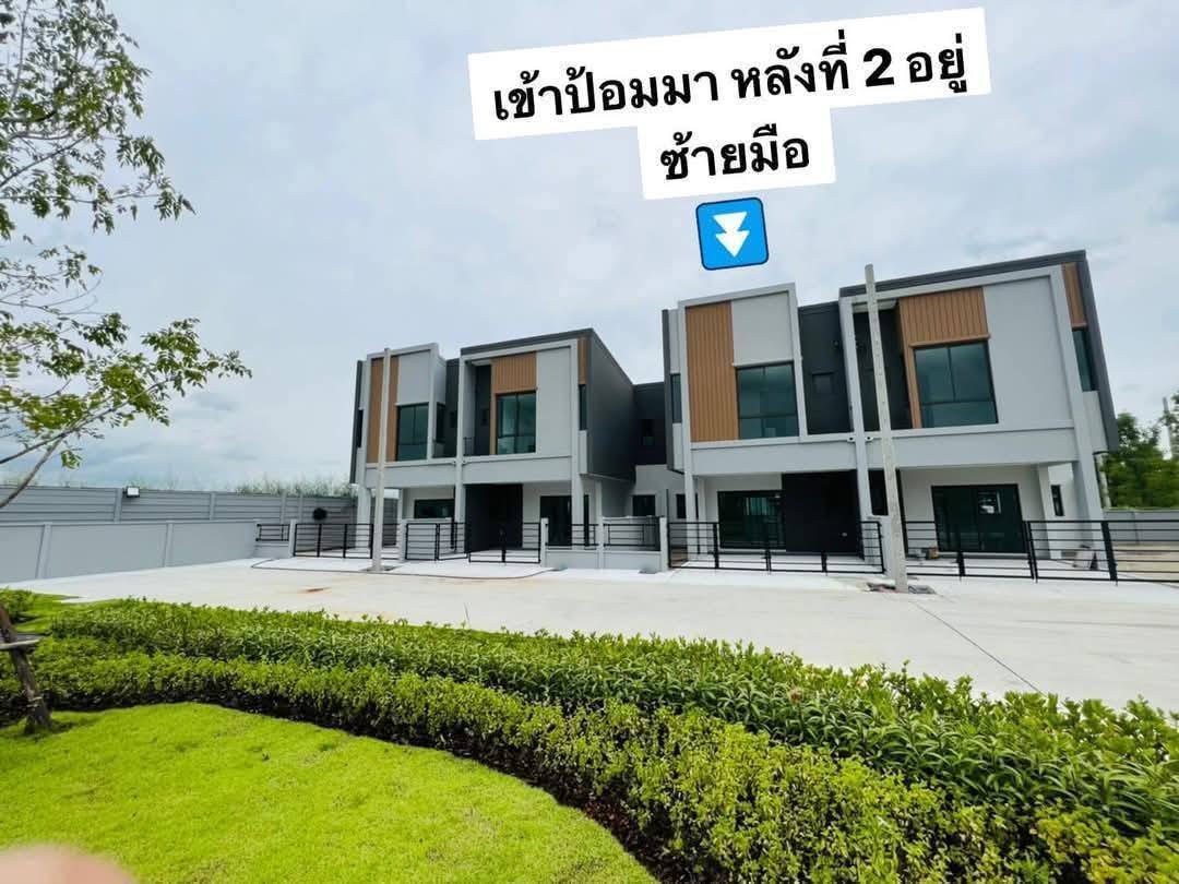 Exterior view of a modern 3-bedroom townhome in Grande Pleno Sukhumvit-Bangna.