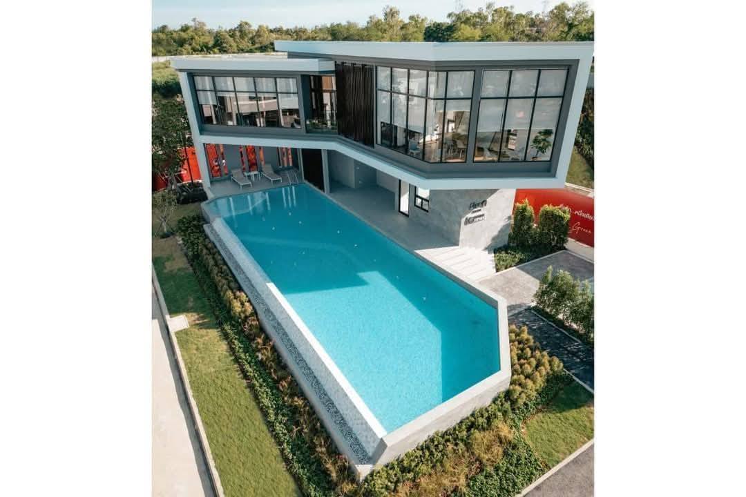 Exterior view of a modern 3-bedroom townhome in Grande Pleno Sukhumvit-Bangna.