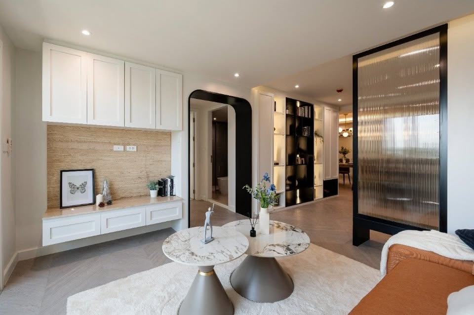 Top-floor corner unit at Le Nice Ekamai featuring a spacious 3-bedroom layout, modern western kitchen with island, and panoramic city views.