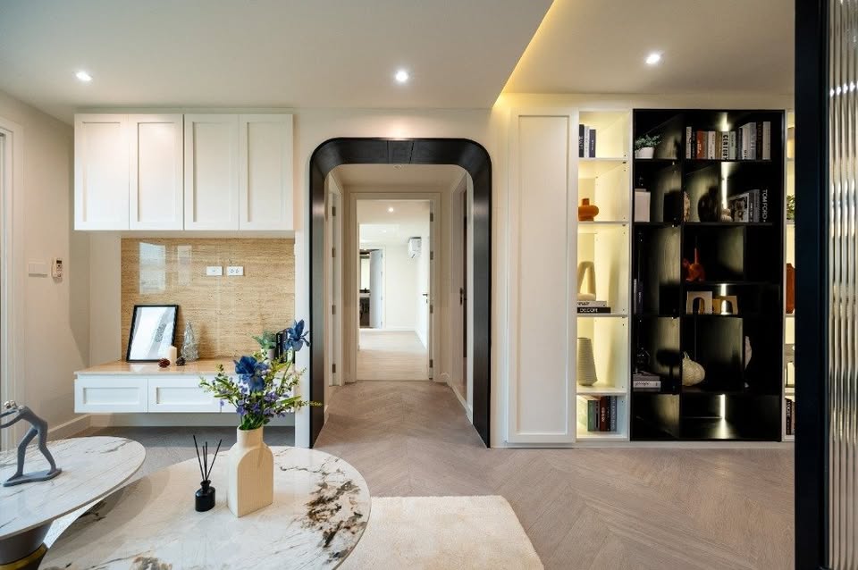 Top-floor corner unit at Le Nice Ekamai featuring a spacious 3-bedroom layout, modern western kitchen with island, and panoramic city views.