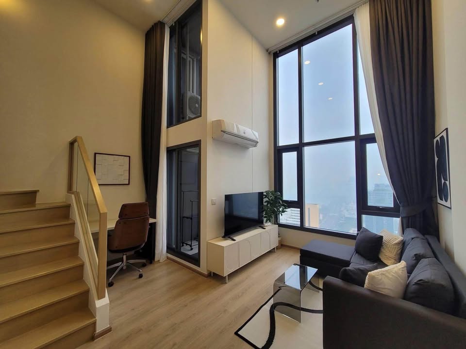 Modern 1-bed loft-style condo at Life Rama 4 - Asoke, 41 sqm, 35th floor. Fully furnished, high-rise luxury, 450m to MRT QSNCC. Rent: 29,000 THB/month.