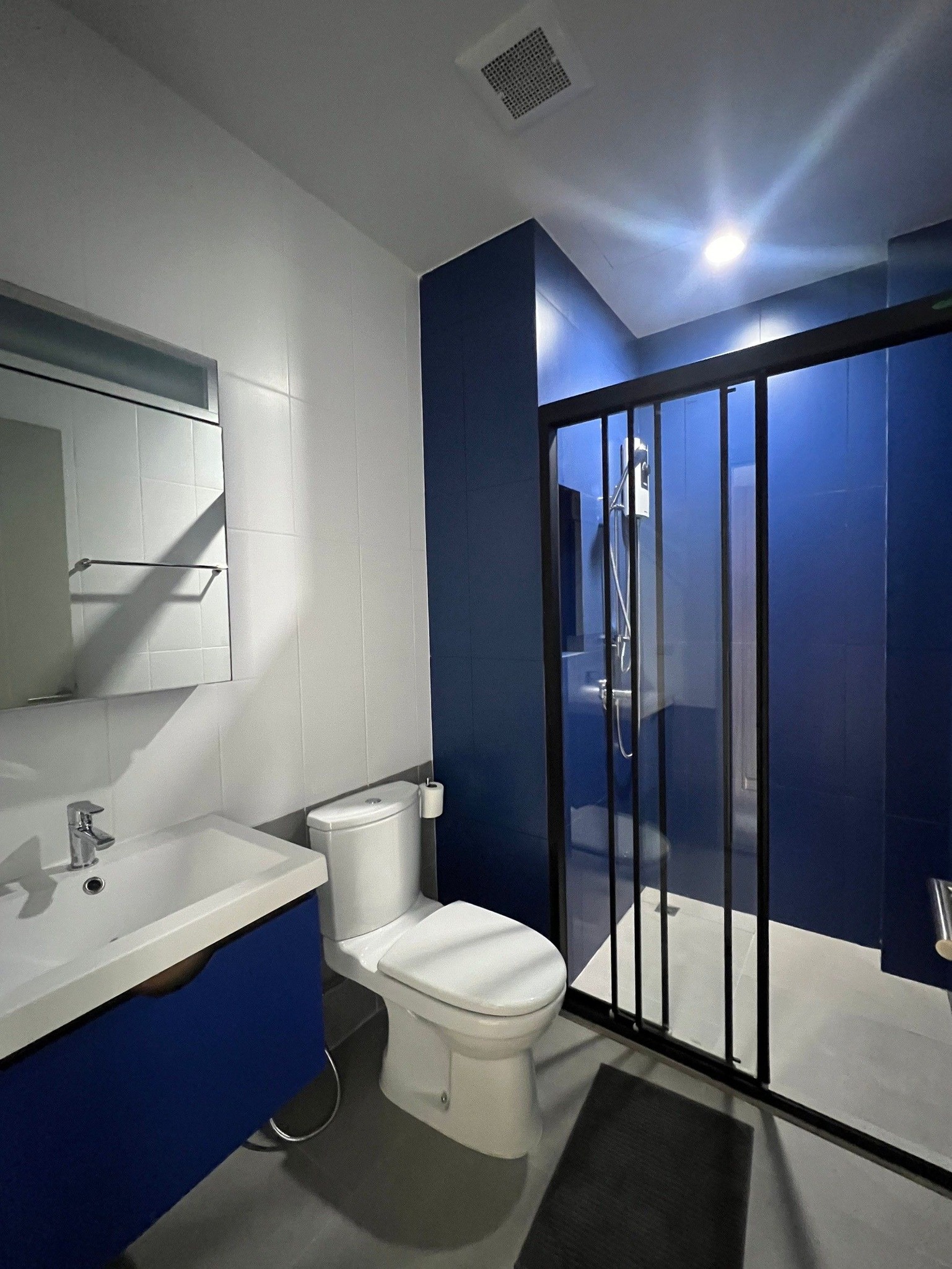 Modern 1-bedroom condo at XT Ekkamai, fully furnished with smart home features, city views, and premium amenities, including a rooftop pool and co-working spaces.