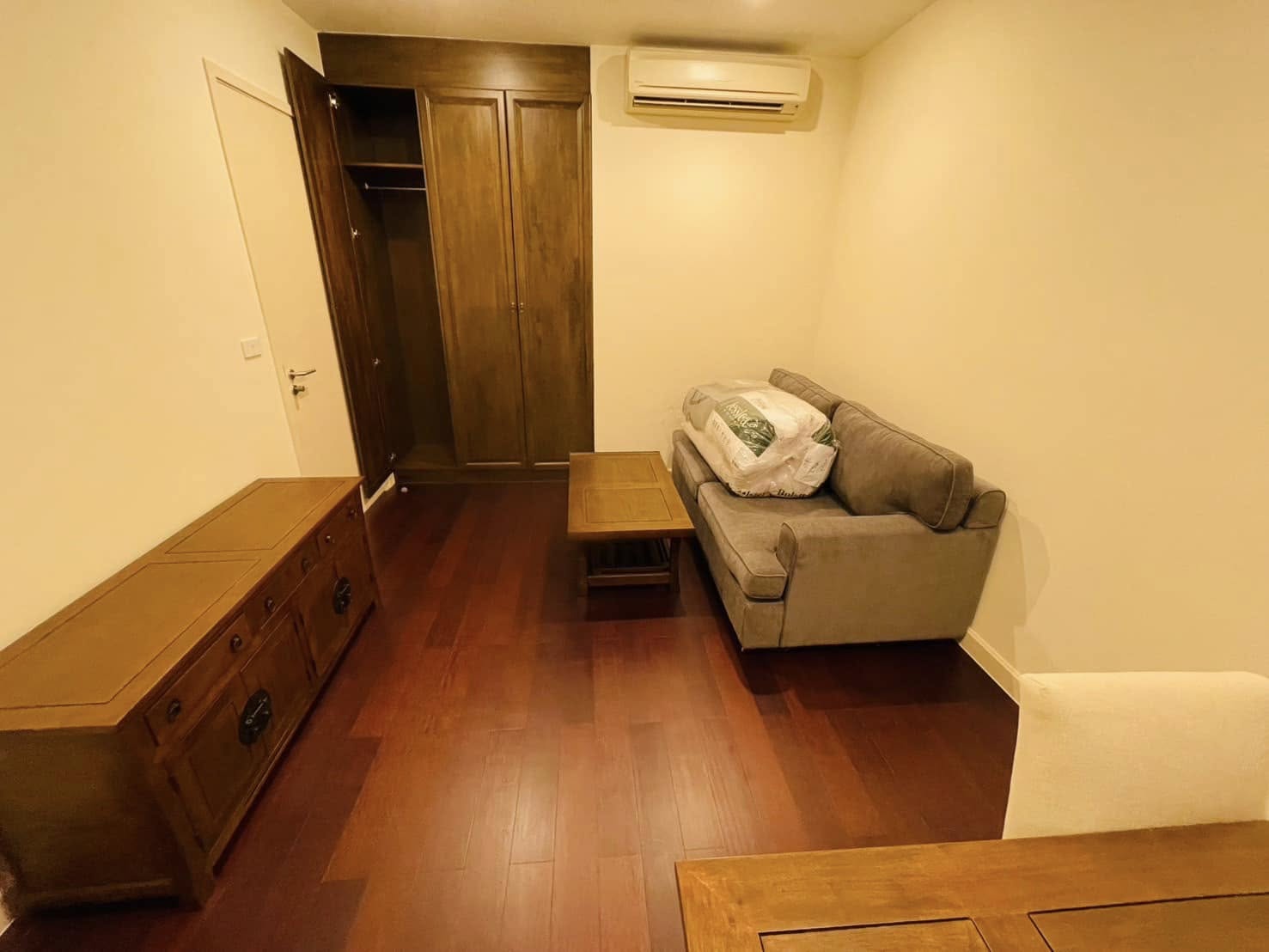 Elegant 2-bedroom condo at Manhattan Chidlom, featuring stylish furnishings, high-floor city views, and premium amenities, located near BTS Chidlom in central Bangkok.