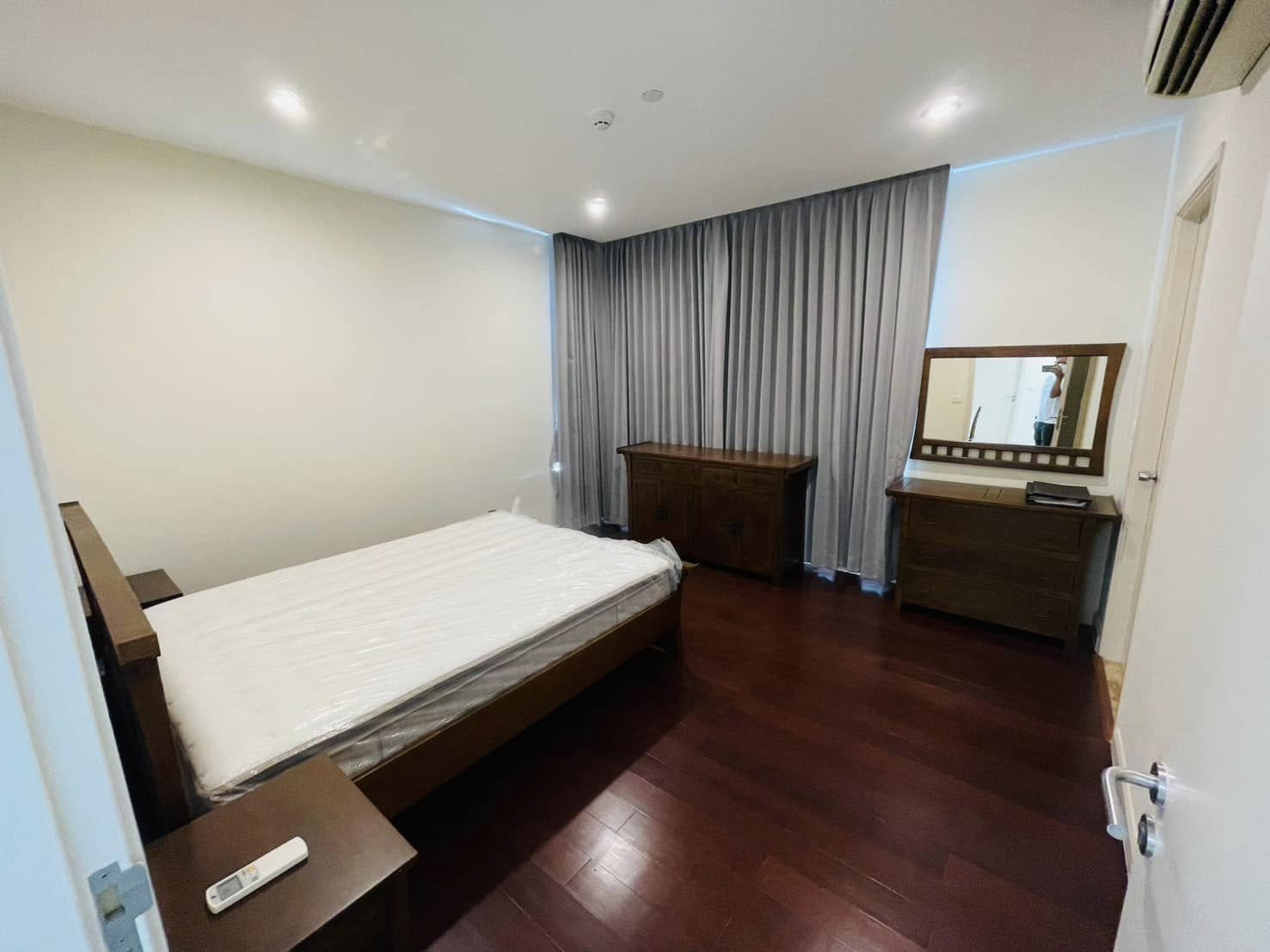 Elegant 2-bedroom condo at Manhattan Chidlom, featuring stylish furnishings, high-floor city views, and premium amenities, located near BTS Chidlom in central Bangkok.