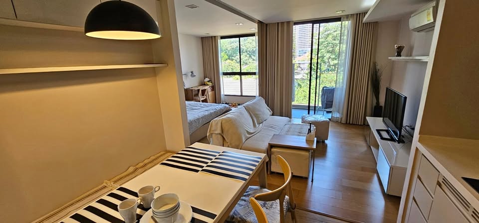 1-Bed, 1-Bath Condo for Rent at Liv@49, 40 sqm, ฿32,000/month, Near BTS Thonglor, Fully Furnished in Sukhumvit 49, Bangkok