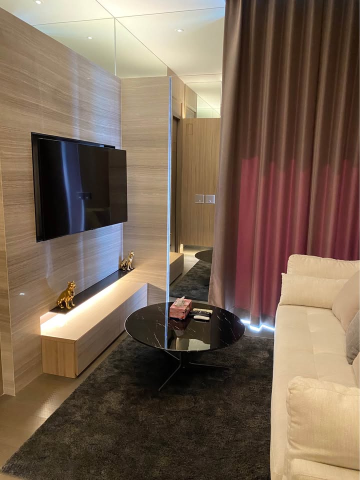 Luxury 1-bedroom apartment at The Esse at Singha Complex, 29th floor, 48 sqm. For rent at 42,000 THB/month or sale at 13.5M THB. Prime Asoke location.