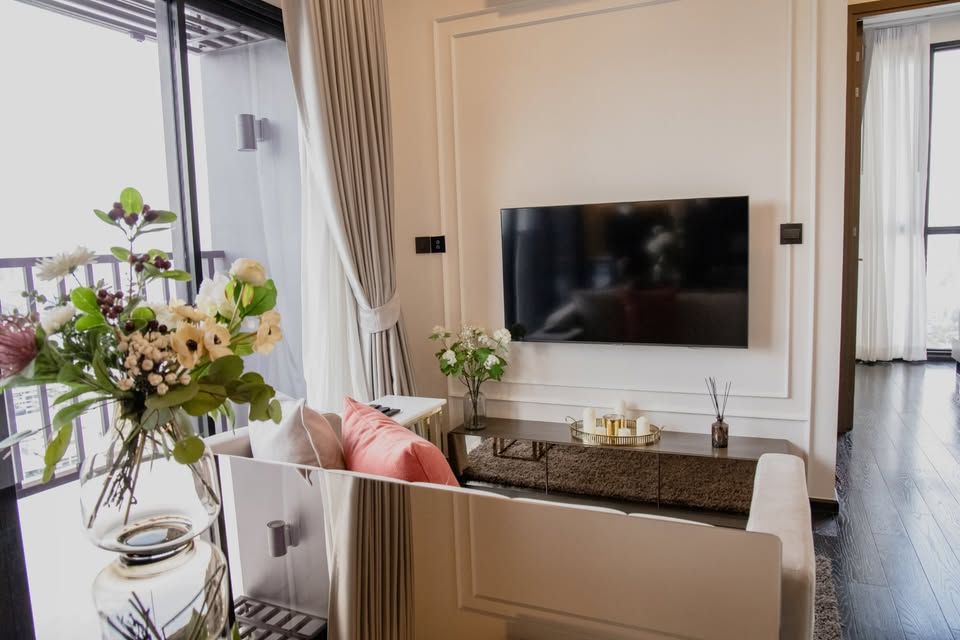 Luxury 2-bed condo at Park Origin Thonglor. 45 sqm, fully furnished, smart home system, premium facilities. Near BTS Thong Lor & Ekkamai. Rent: 62,000 THB/month.