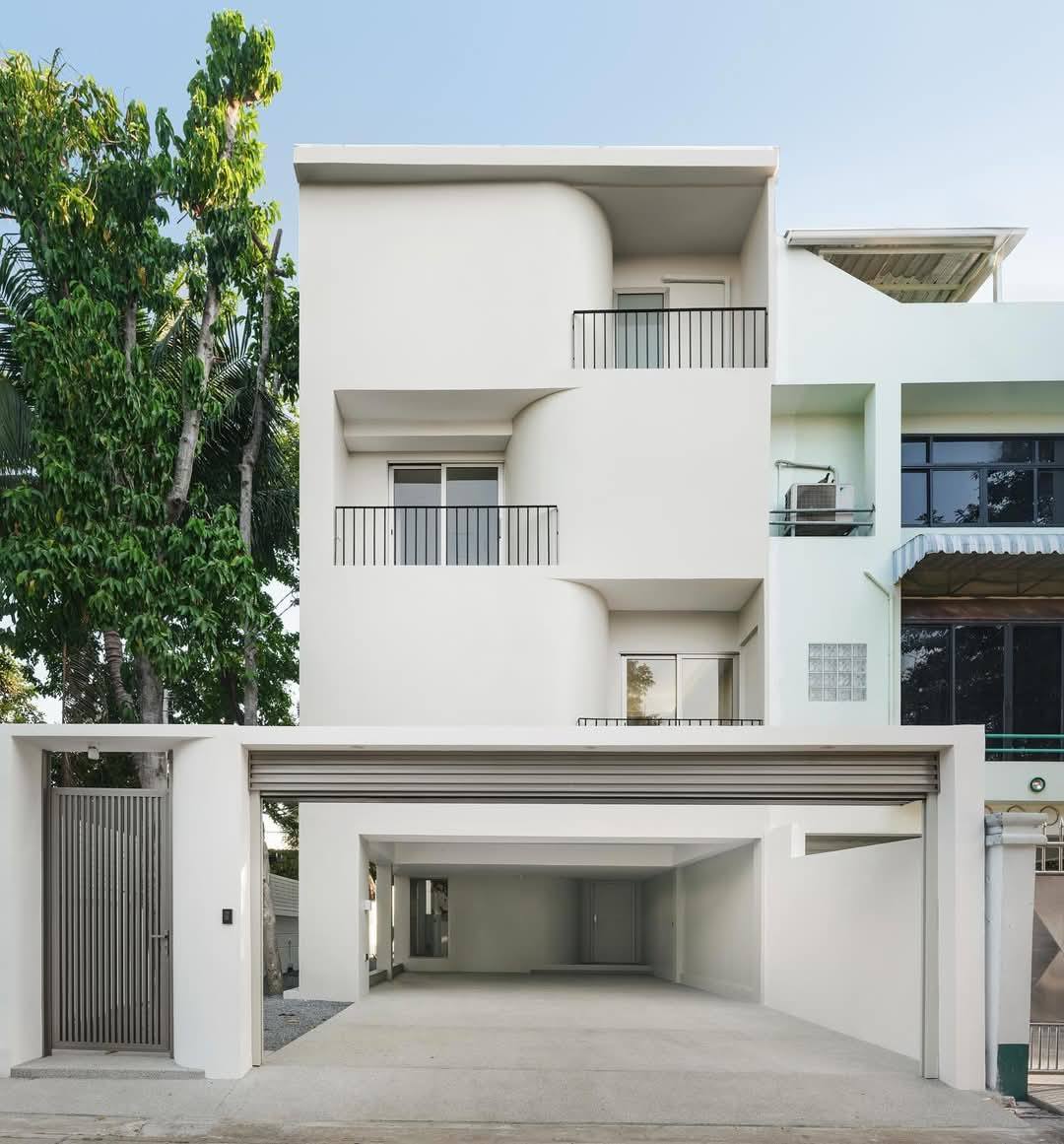 Fully furnished 500 sqm home office in Phahon Yothin-Ratchadapisek for sale at 29MB or rent at 170,000 THB. Prime location, ready to move in.