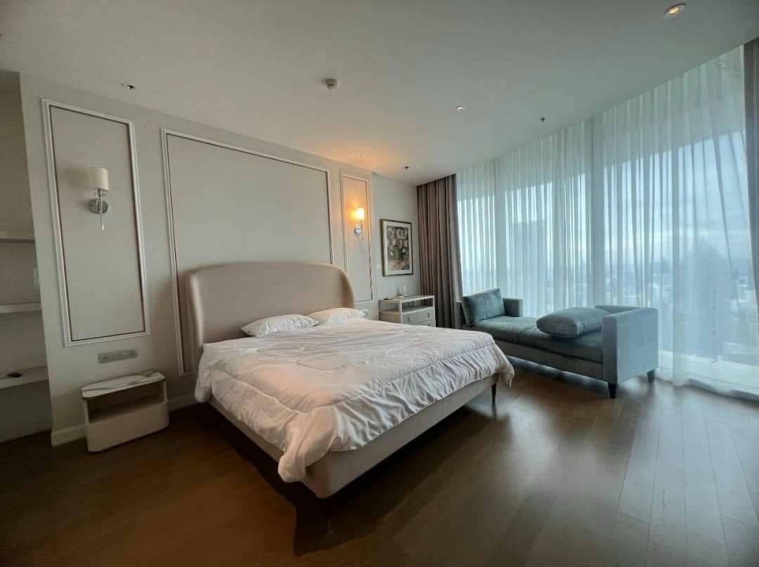 Spacious living room with floor-to-ceiling windows and panoramic city views in a luxury 4-bedroom condo at Magnolias Ratchadamri Boulevard, Bangkok.