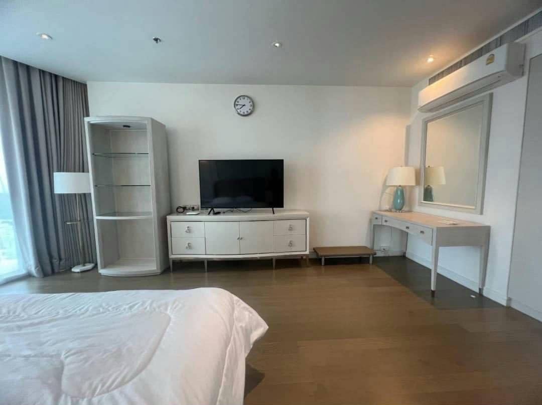 Spacious living room with floor-to-ceiling windows and panoramic city views in a luxury 4-bedroom condo at Magnolias Ratchadamri Boulevard, Bangkok.