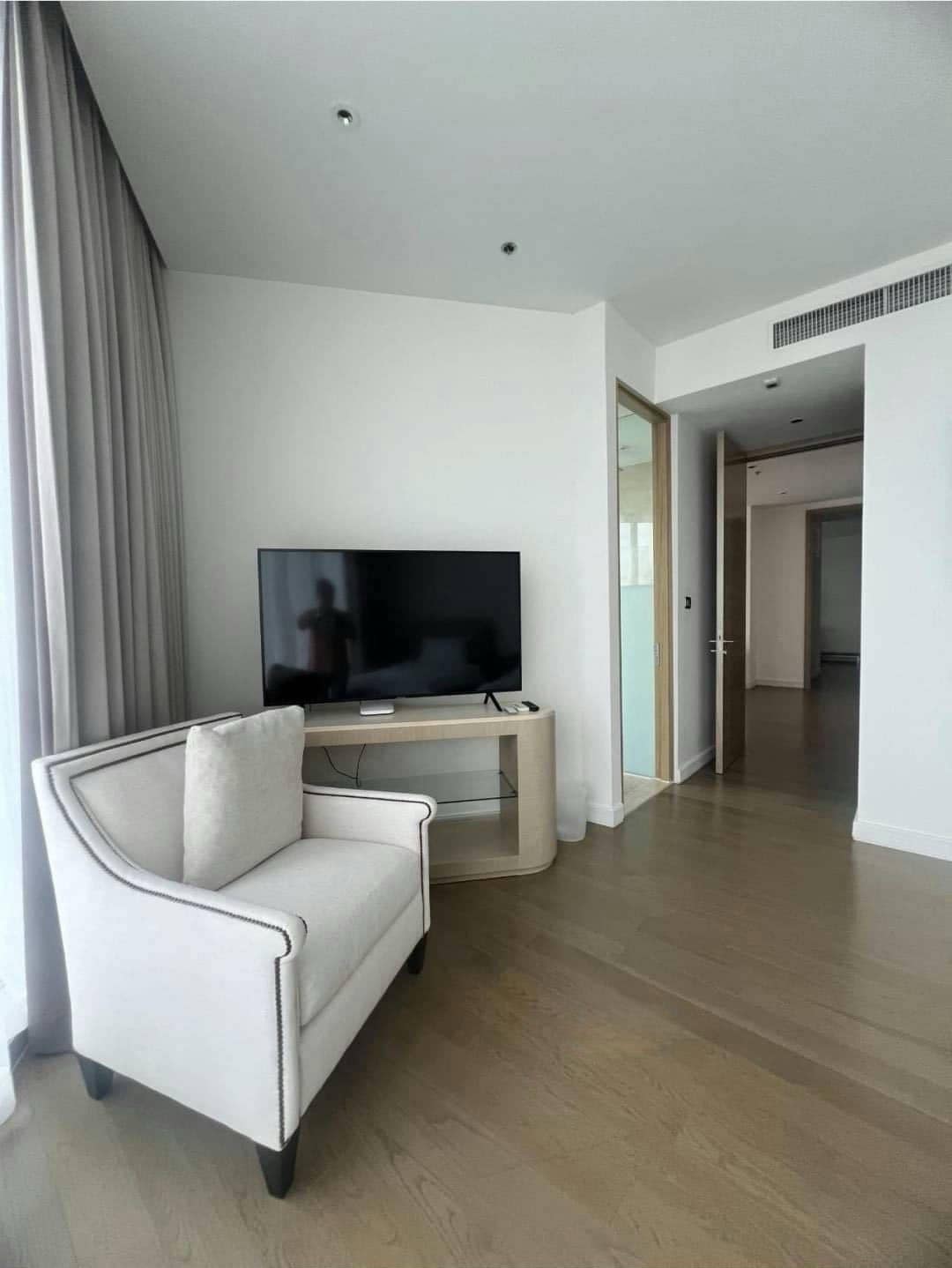 Spacious living room with floor-to-ceiling windows and panoramic city views in a luxury 4-bedroom condo at Magnolias Ratchadamri Boulevard, Bangkok.