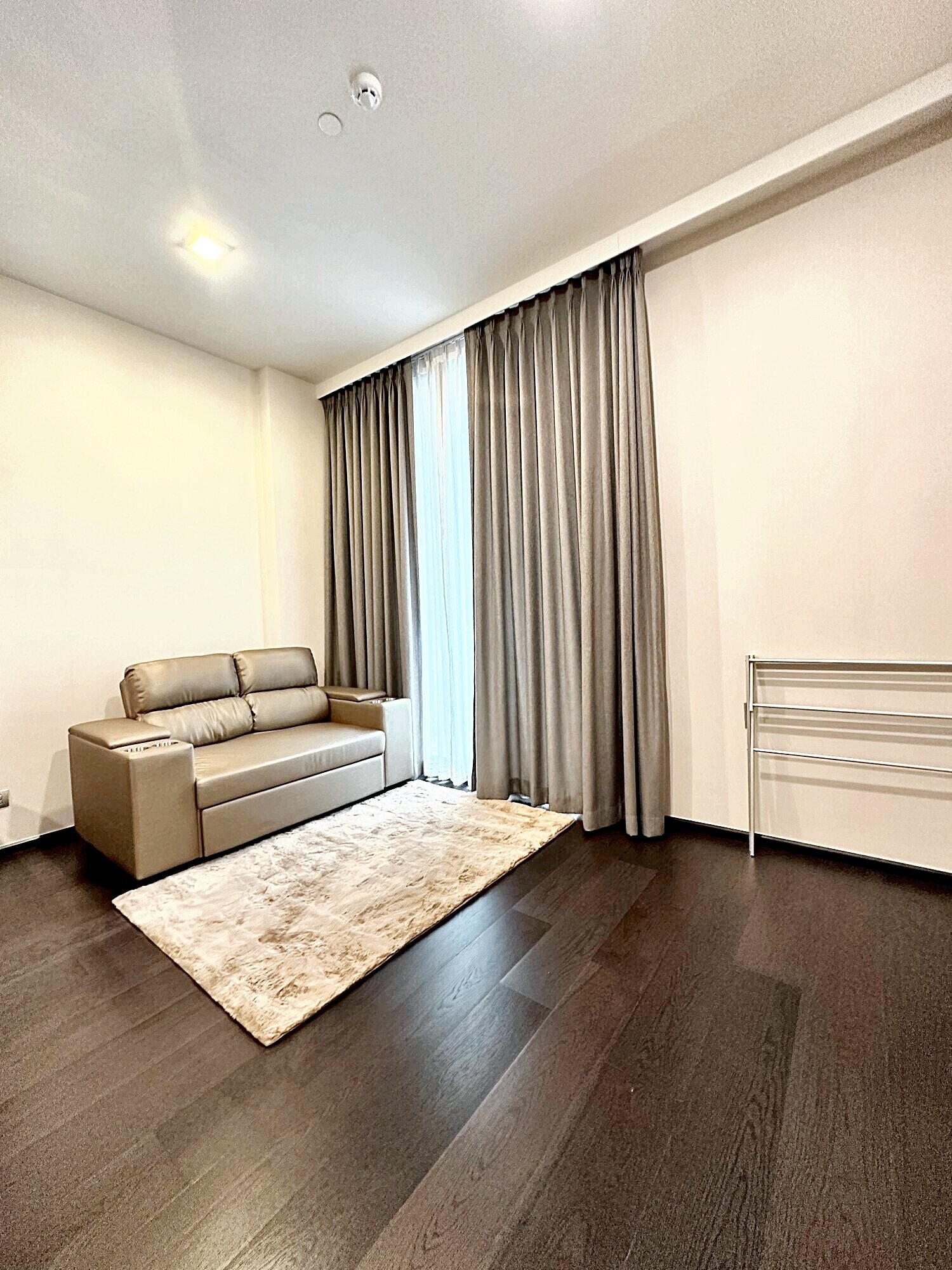 Luxurious 1-Bed 1-Bath 43 sqm condo at LAVIQ Sukhumvit 57 for rent at 39,000 Baht. Prime location near Thonglor BTS with premium amenities.