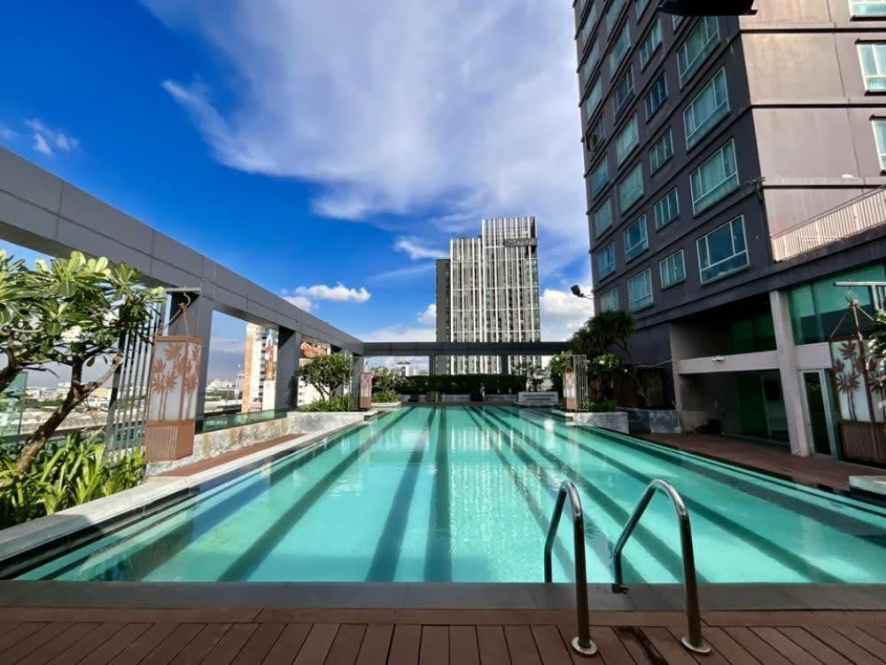 Spacious 2-bedrooms 2-bathrooms 67 sqm condo at Thru Thonglor for sale at 6.5M THB. Prime location near MRT Phetchaburi.