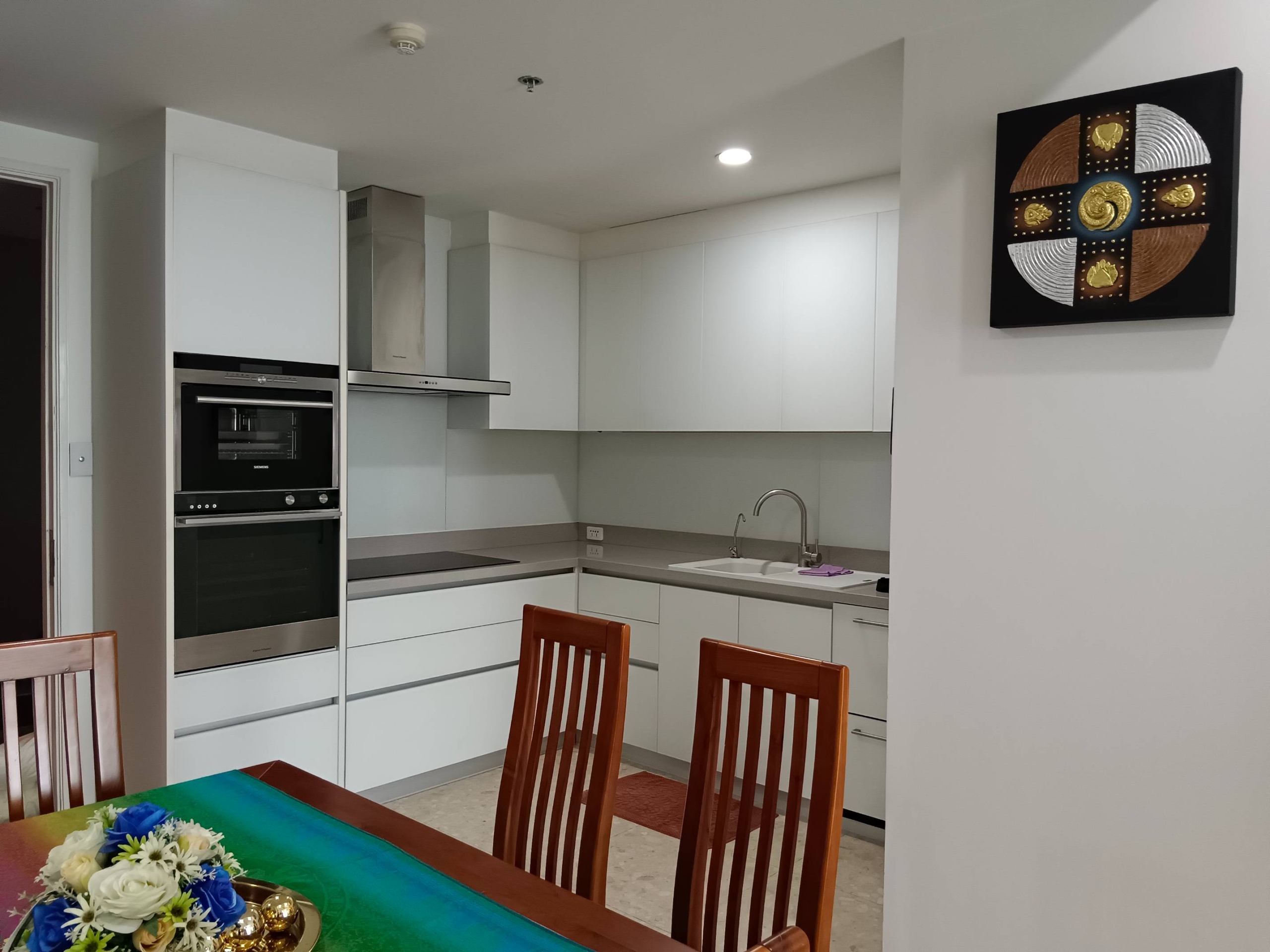 Luxurious 2-bed, 2-bath penthouse at Supalai Premier @ Asoke. 83 sqm, best décor, imported kitchen. Rent for 42K/month. Near MRT Phetchaburi.