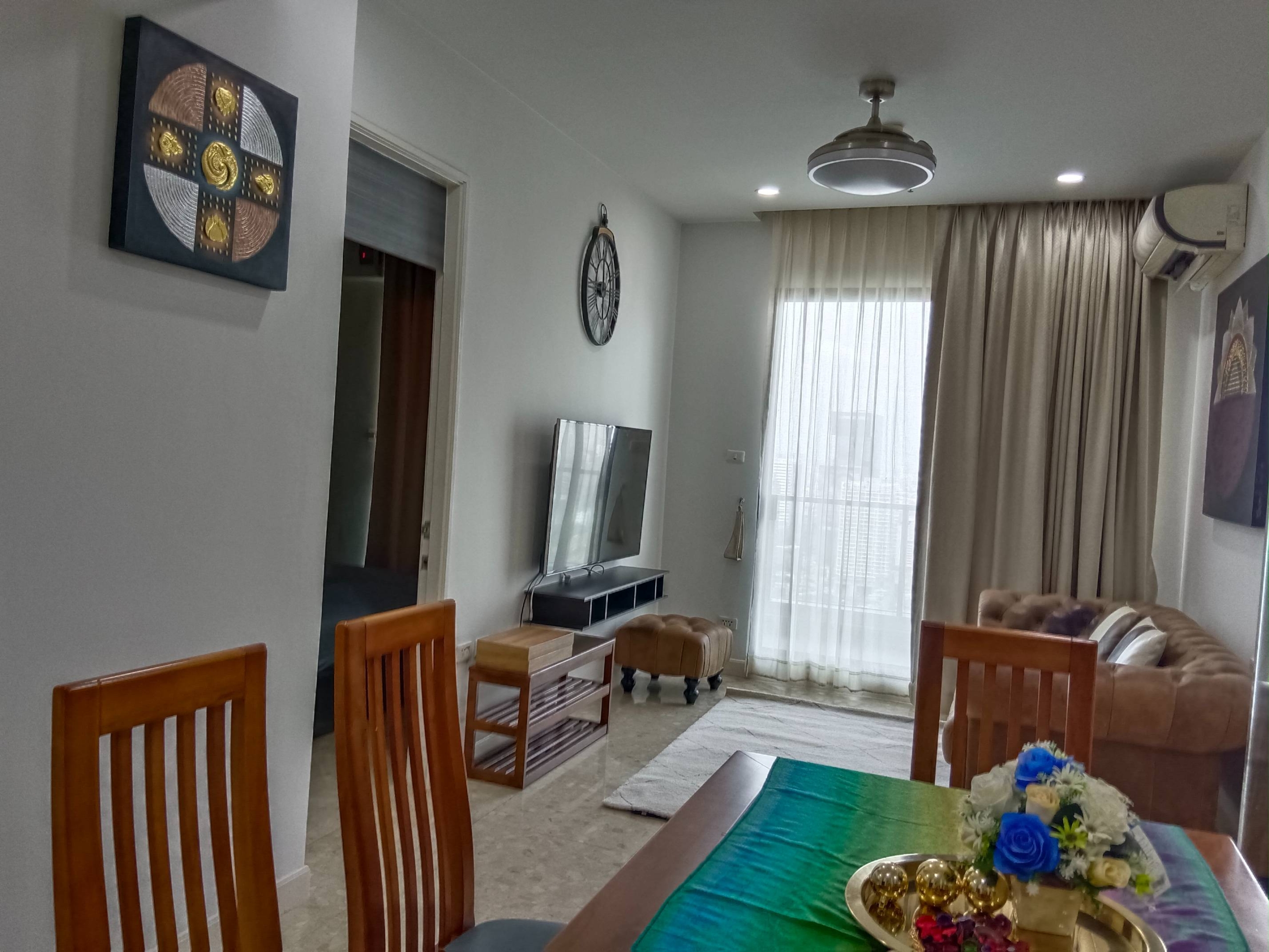 Luxurious 2-bed, 2-bath penthouse at Supalai Premier @ Asoke. 83 sqm, best décor, imported kitchen. Rent for 42K/month. Near MRT Phetchaburi.
