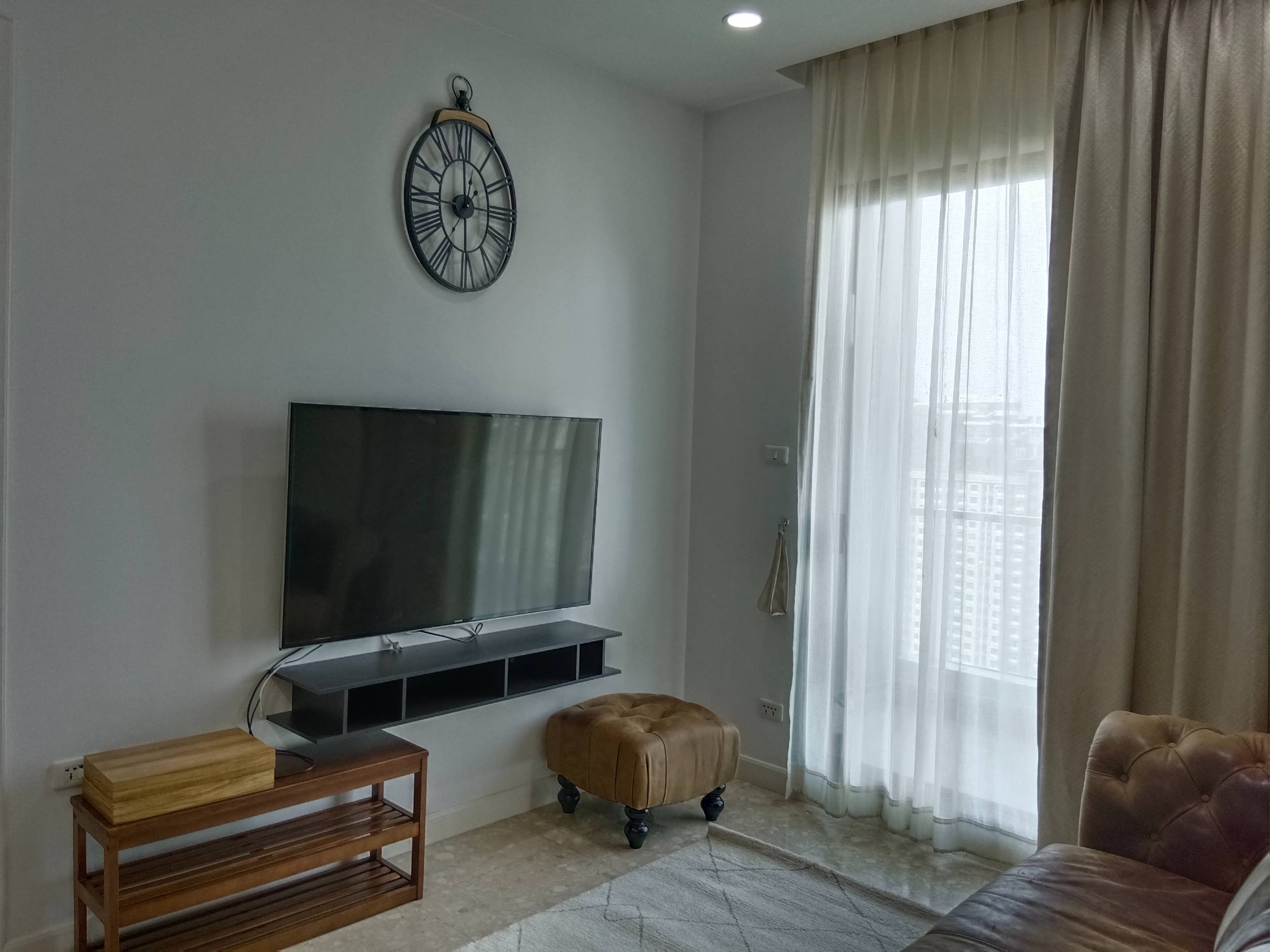 Luxurious 2-bed, 2-bath penthouse at Supalai Premier @ Asoke. 83 sqm, best décor, imported kitchen. Rent for 42K/month. Near MRT Phetchaburi.