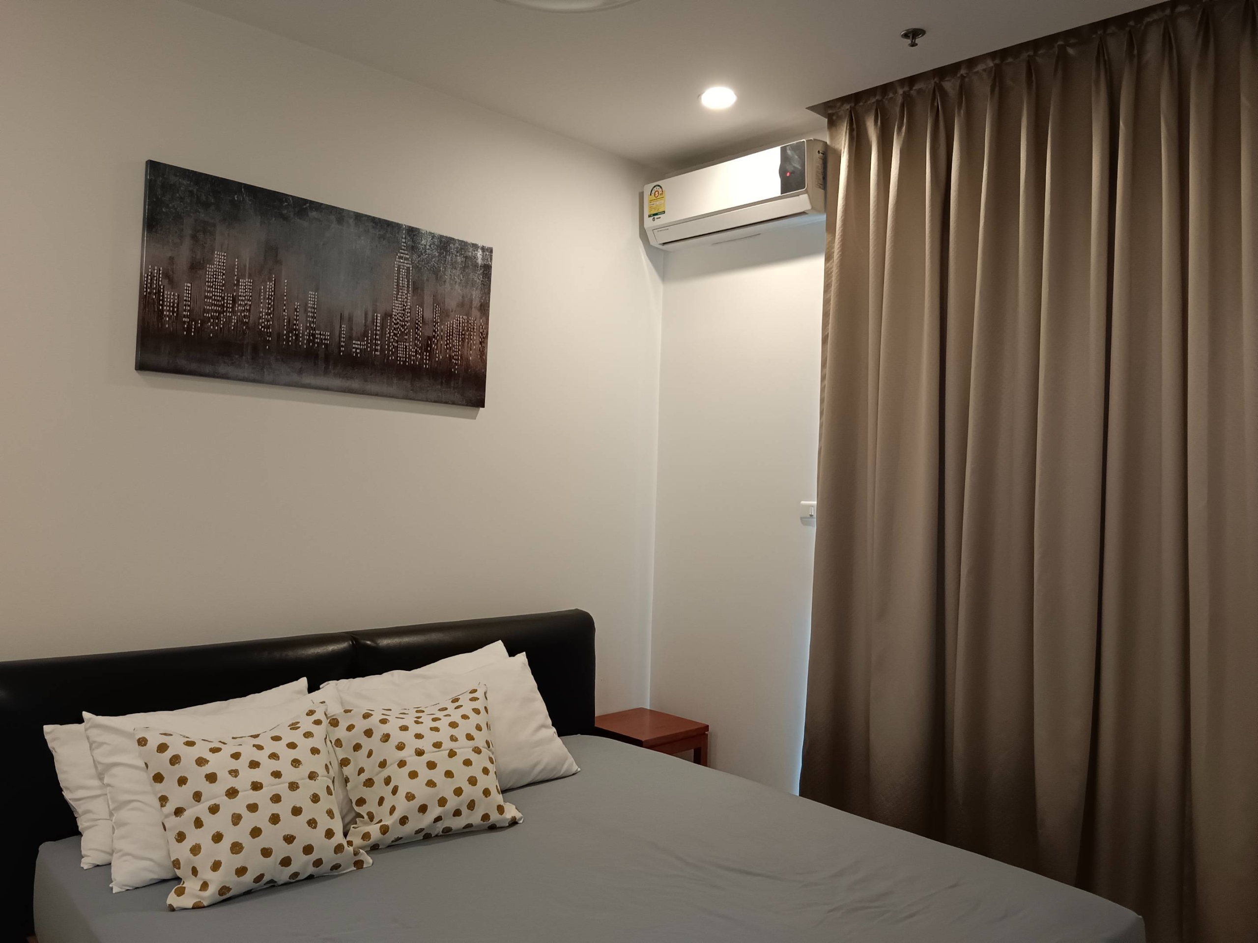 Luxurious 2-bed, 2-bath penthouse at Supalai Premier @ Asoke. 83 sqm, best décor, imported kitchen. Rent for 42K/month. Near MRT Phetchaburi.
