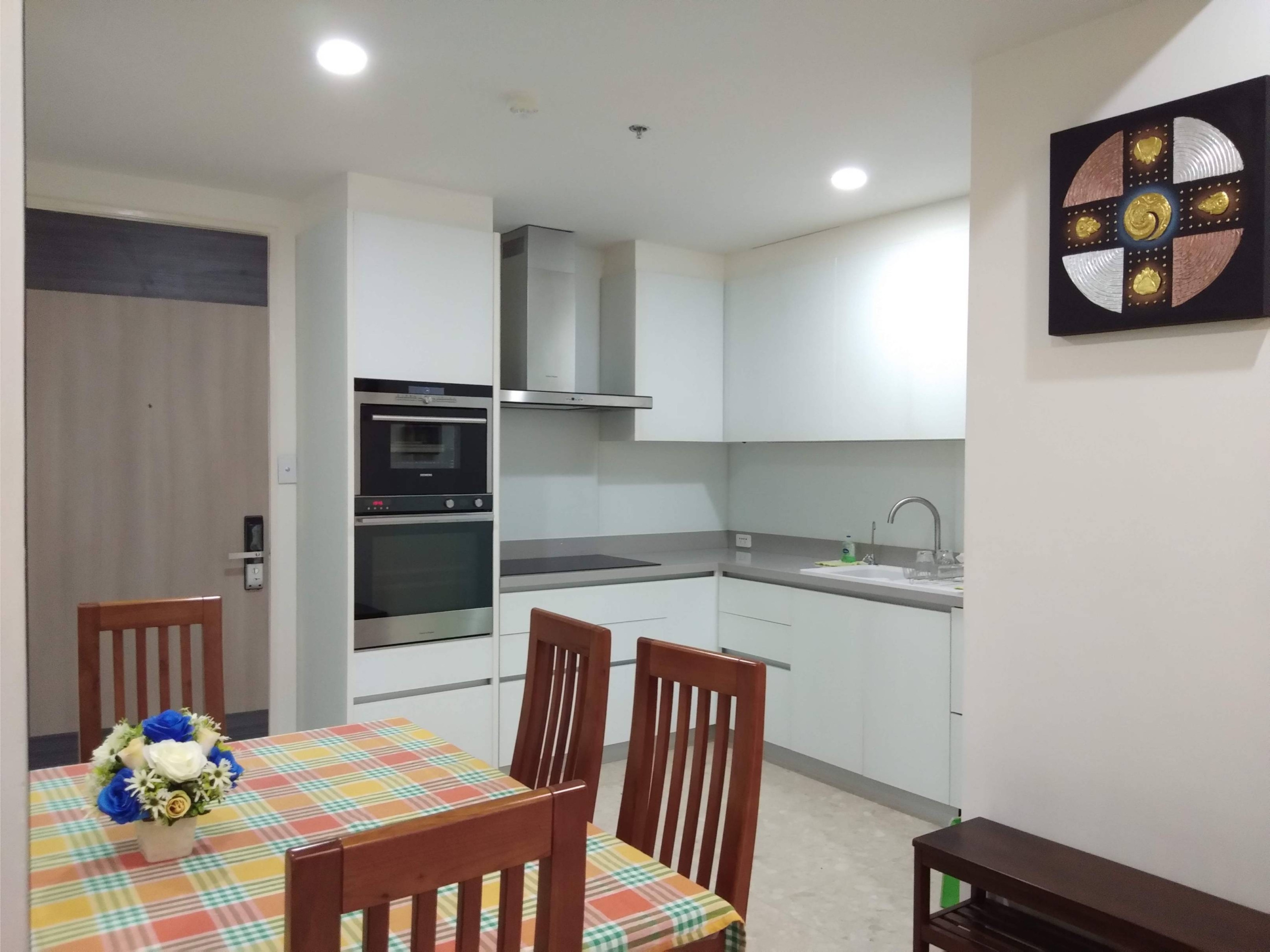 Luxurious 2-bed, 2-bath penthouse at Supalai Premier @ Asoke. 83 sqm, best décor, imported kitchen. Rent for 42K/month. Near MRT Phetchaburi.