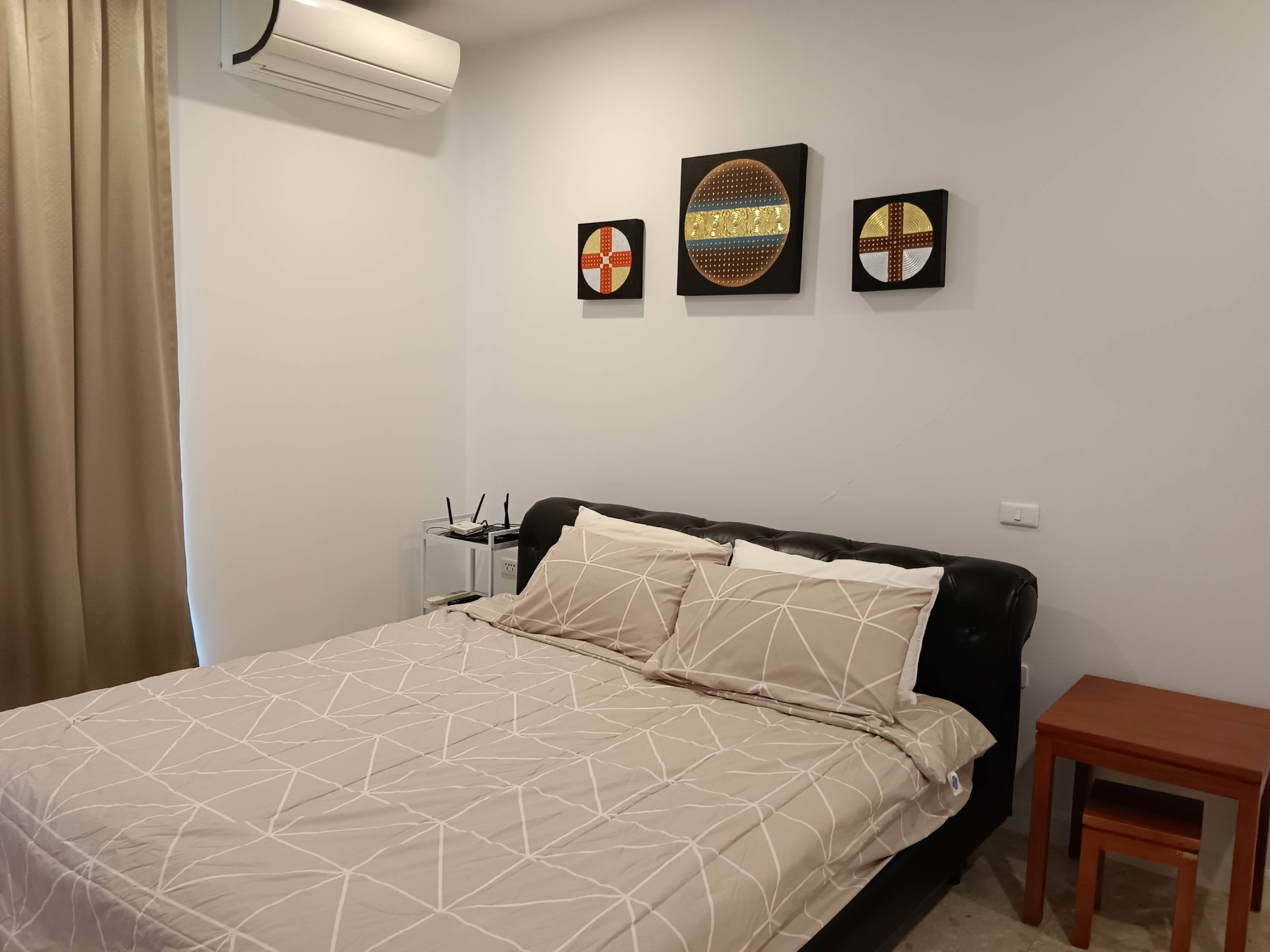 Luxurious 2-bed, 2-bath penthouse at Supalai Premier @ Asoke. 83 sqm, best décor, imported kitchen. Rent for 42K/month. Near MRT Phetchaburi.