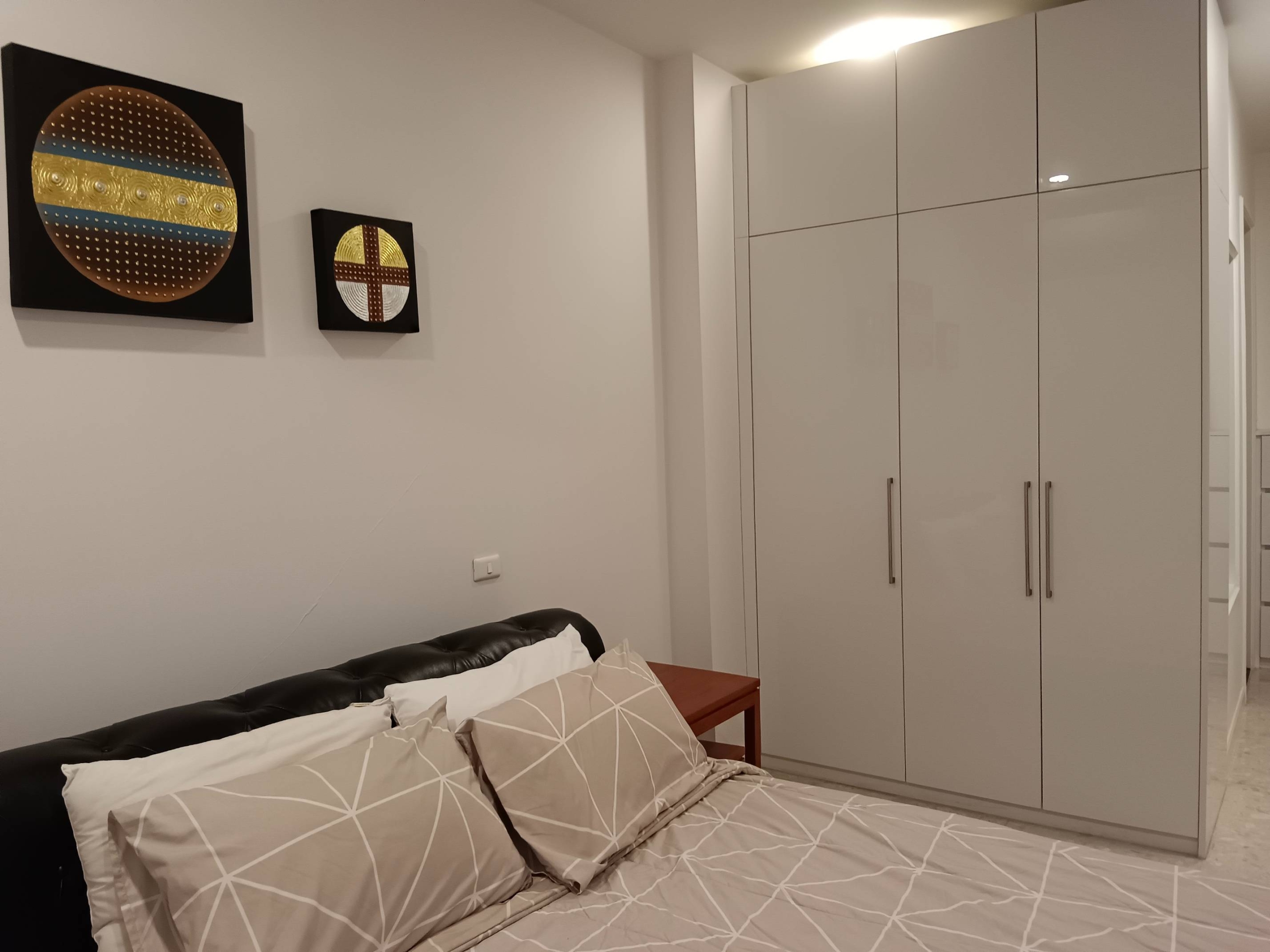 Luxurious 2-bed, 2-bath penthouse at Supalai Premier @ Asoke. 83 sqm, best décor, imported kitchen. Rent for 42K/month. Near MRT Phetchaburi.