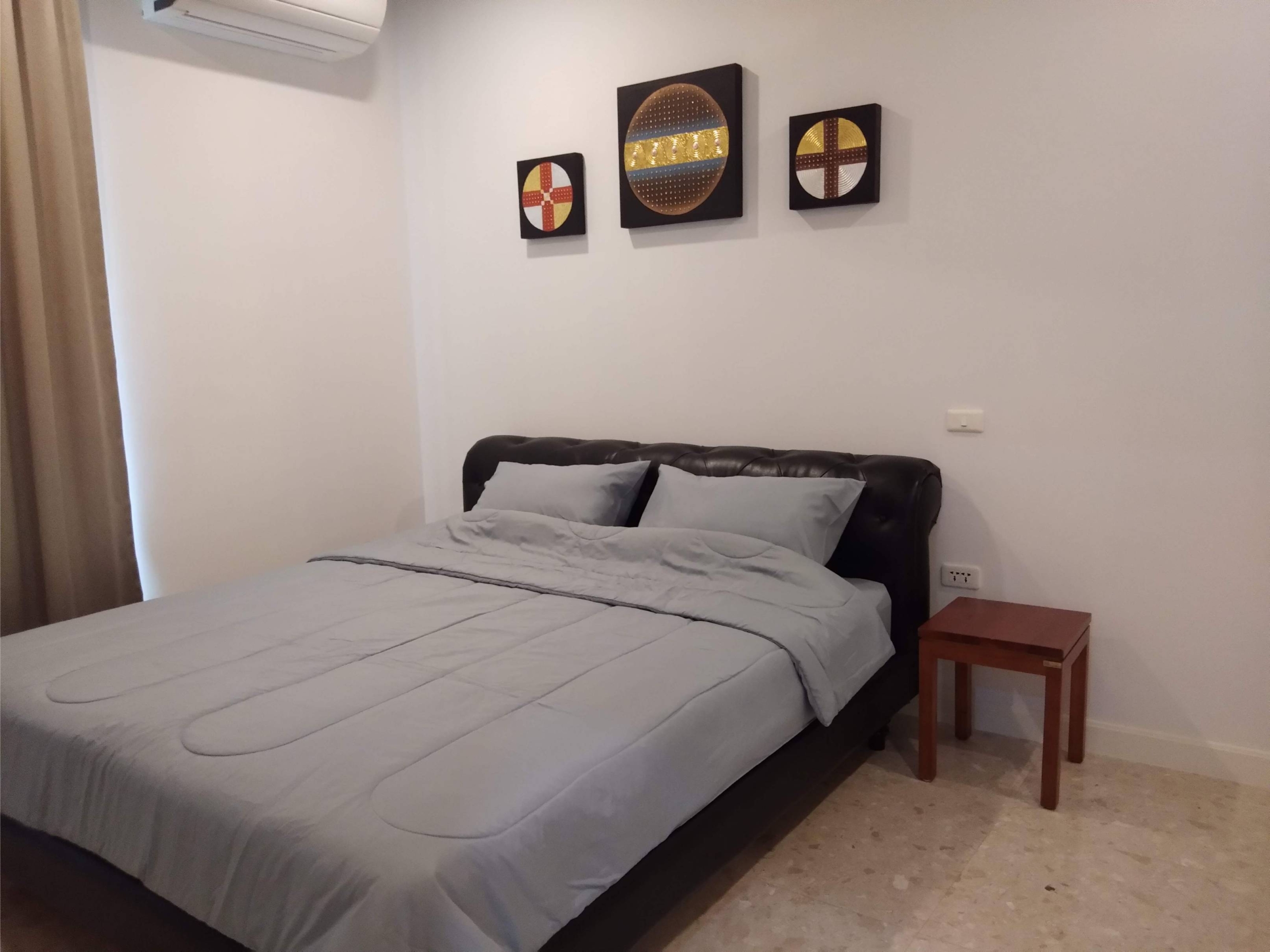 Luxurious 2-bed, 2-bath penthouse at Supalai Premier @ Asoke. 83 sqm, best décor, imported kitchen. Rent for 42K/month. Near MRT Phetchaburi.
