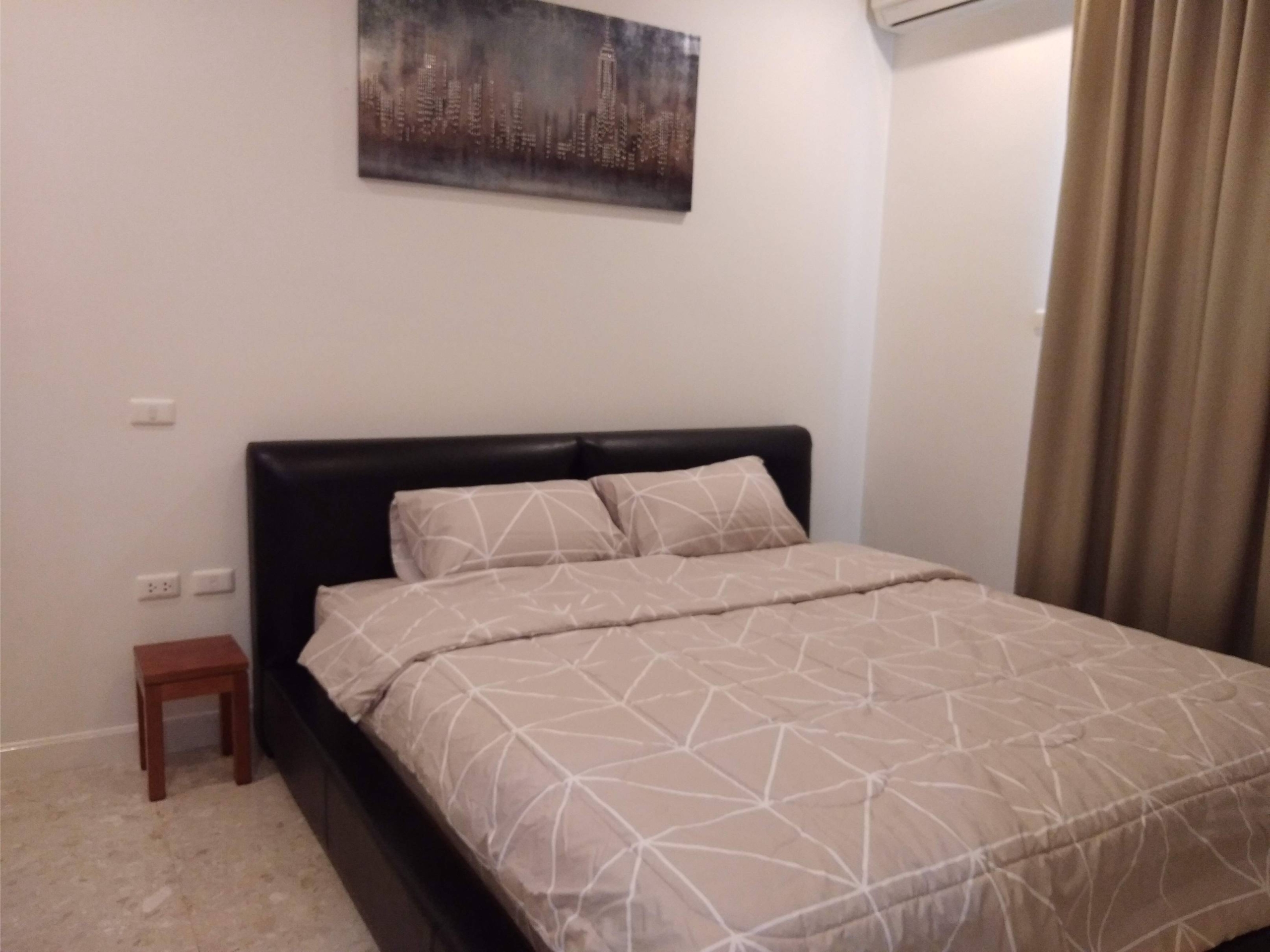 Luxurious 2-bed, 2-bath penthouse at Supalai Premier @ Asoke. 83 sqm, best décor, imported kitchen. Rent for 42K/month. Near MRT Phetchaburi.